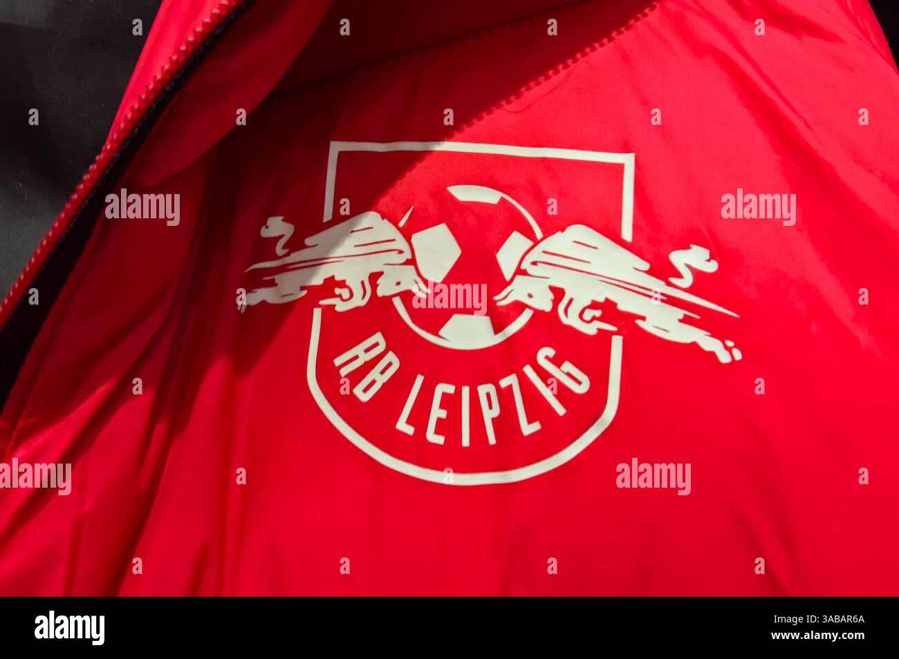 Der RasenBallsport Leipzig e. V., kurz RB Leipzig oder Rasenball Leipzig, ist ein Fussballverein aus Leipzig, der im mai 2009 gegründet wurde. Die erste Herrenmannschaft Spielt seit 2016 in der Bundesliga und trägt ihre Heimspiele in der Red Bull Arena im Leipziger Sportforum aus. Grösste sportliche Erfolge des Vereins sind die Gewinne des DFB-Pokals 2022 e 2023. Der Verein wurde 2009 auf Initiative der Red Bull GmbH gegründet und übernahm zur Saison 2009 bzw 2010 das Startrecht des SSV Markranstädt in der fünftklassigen Oberliga Nordost. Die Lizenzspielerabteilung und die Nachwuchsteams bis Foto Stock