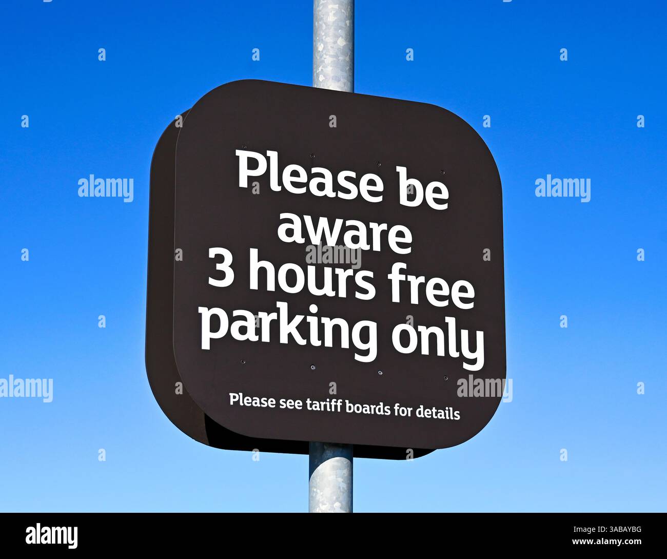 Cartello informativo sul parcheggio gratuito. Parcheggio auto, Sainsbury's e Argos Supermarket. Shap Road, Kendal, Cumbria, Inghilterra, Regno Unito, Europa. Foto Stock