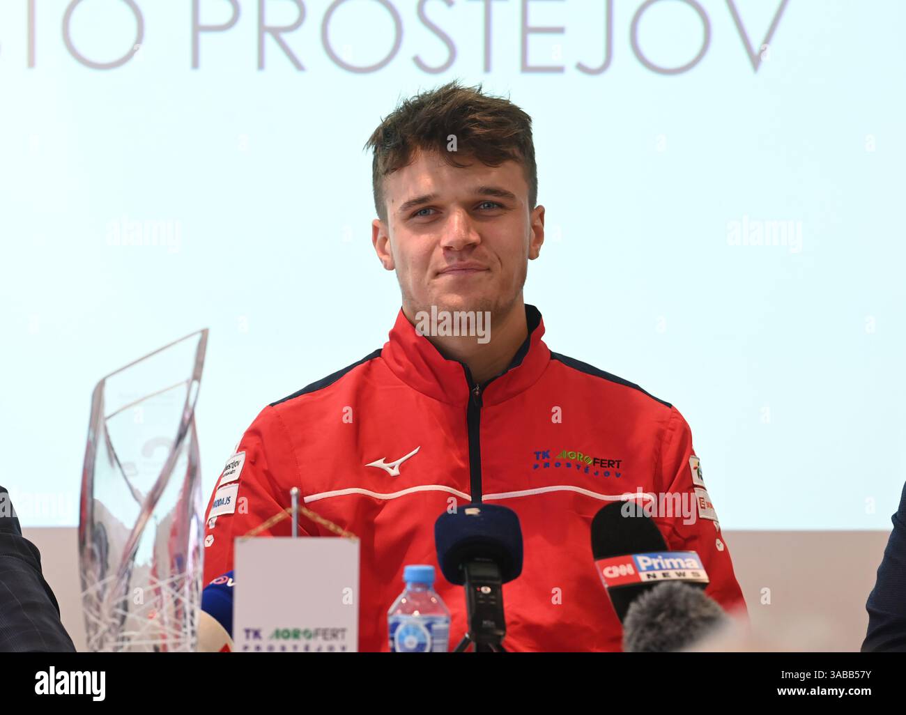 Prostejov, Repubblica Ceca. 2 aprile 2025. Il tennista ceco e vincitore del torneo ATP Masters di Miami Jakub Mensik tiene una conferenza stampa a Prostejov, Repubblica Ceca, il 2 aprile 2025. Crediti: Ludek Perina/CTK Photo/Alamy Live News Foto Stock