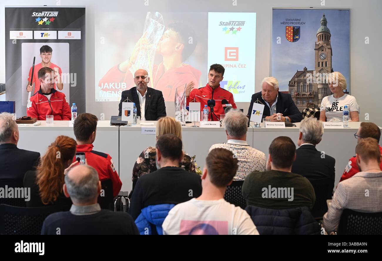 Prostejov, Repubblica Ceca. 2 aprile 2025. Da sinistra: Allenatore Tomas Josefus, sindaco di Prostejov Frantisek Jura, tennista ceco e vincitore del torneo ATP Masters di Miami Jakub Mensik, proprietario di TK Plus Miroslav Cernosek e manager Petra Cernoskova partecipano a una conferenza stampa a Prostejov, Repubblica Ceca, il 2 aprile 2025. Crediti: Ludek Perina/CTK Photo/Alamy Live News Foto Stock