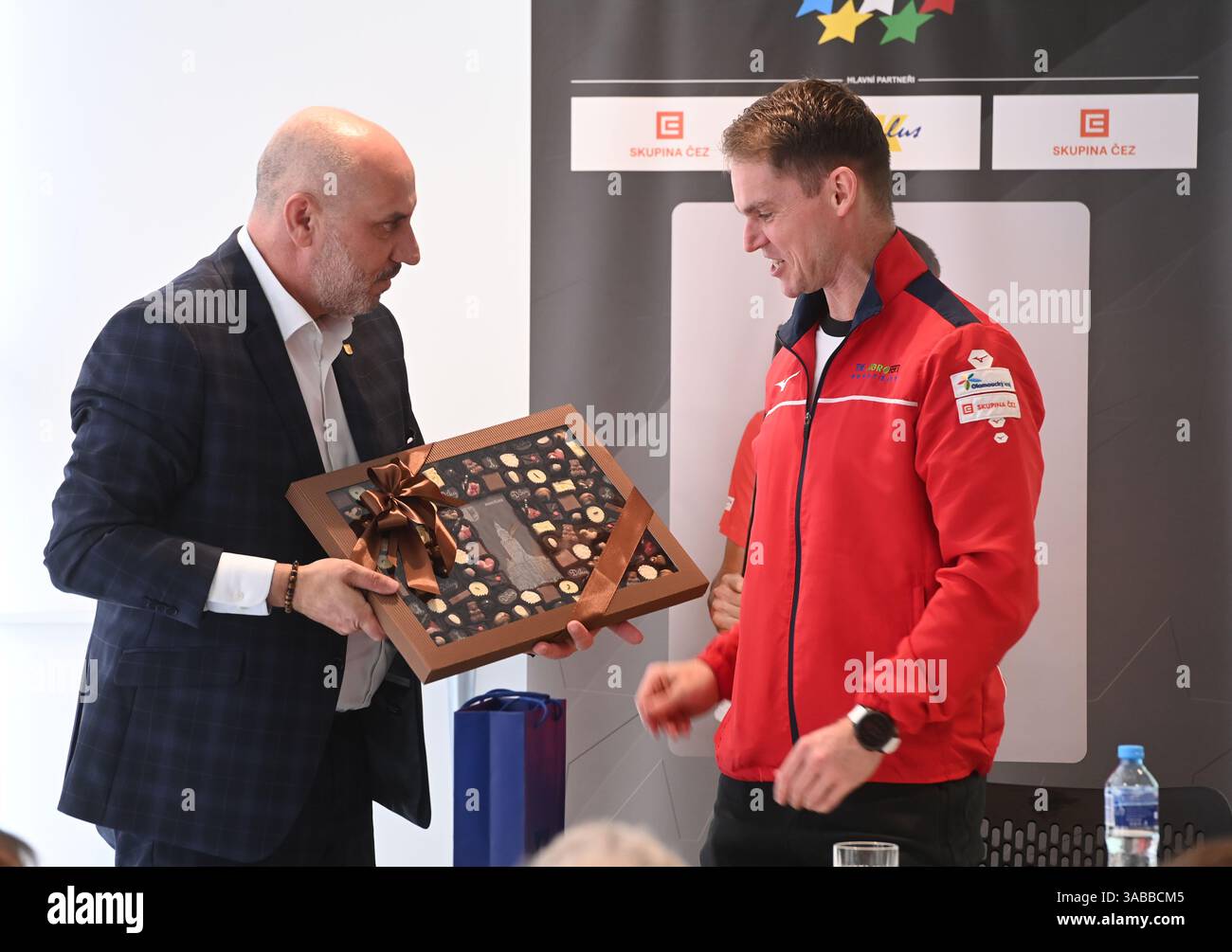 Da sinistra: Prostejov Mayor Frantisek Jura e coach Tomas Josefus alla conferenza stampa del vincitore del torneo ATP Masters di tennis a Miami Jakub Mensik (non nella foto), a Prostejov, Repubblica Ceca, il 2 aprile 2025. (Foto CTK/Ludek Perina) Foto Stock