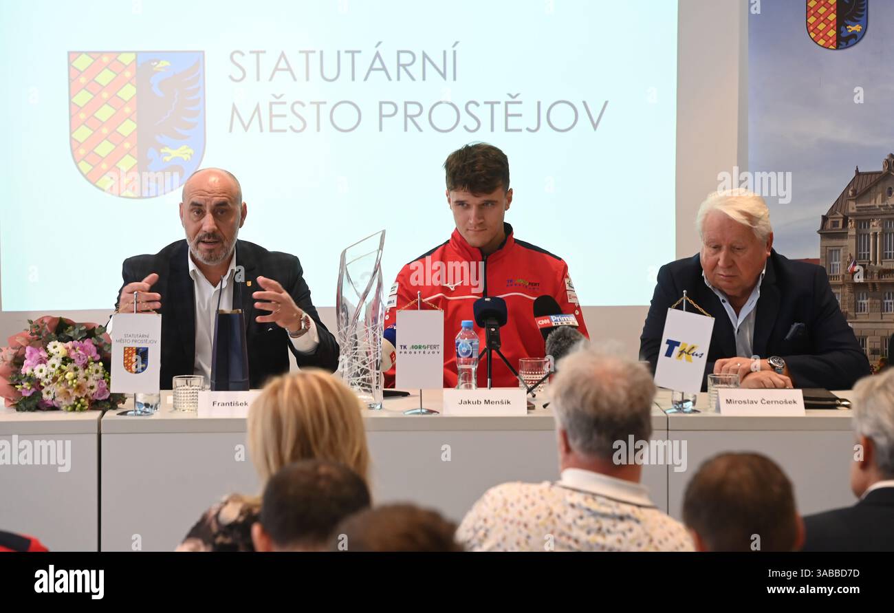 Il sindaco di Prostejov Frantisek Jura (a sinistra), tennista ceco e vincitore del torneo ATP Masters di Miami Jakub Mensik (al centro) e proprietario di TK Plus Miroslav Cernosek (a destra) partecipano a una conferenza stampa a Prostejov, Repubblica Ceca, il 2 aprile 2025. (Foto CTK/Ludek Perina) Foto Stock