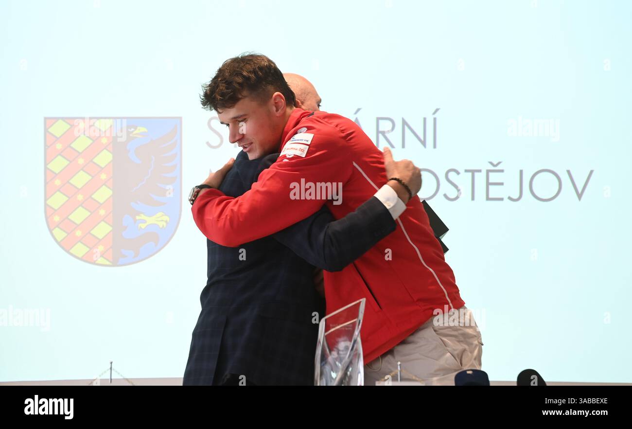 Prostejov, Repubblica Ceca. 2 aprile 2025. Il sindaco di Prostejov Frantisek Jura (lasciato in nero) abbraccia il tennista ceco e vincitore del torneo ATP Masters a Miami Jakub Mensik durante una conferenza stampa a Prostejov, Repubblica Ceca, il 2 aprile 2025. Crediti: Ludek Perina/CTK Photo/Alamy Live News Foto Stock