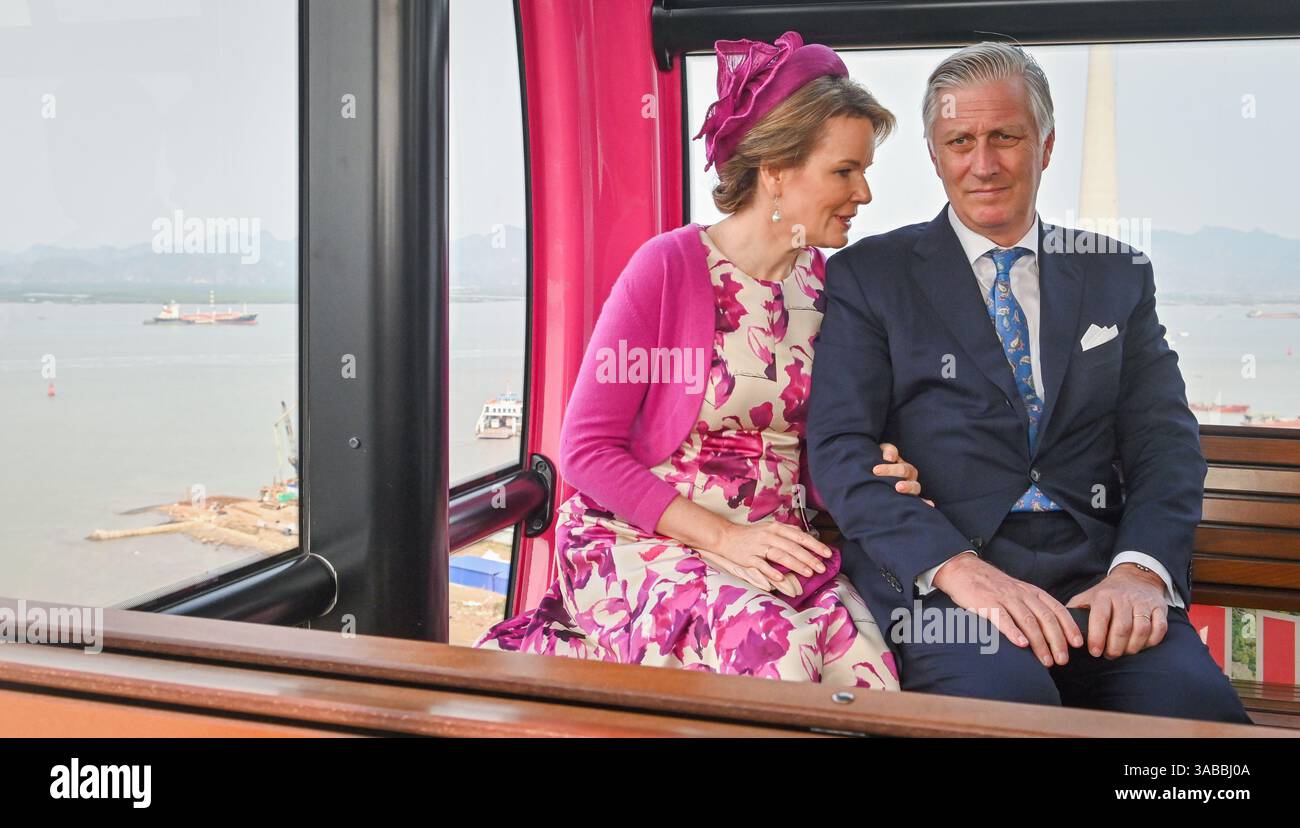 Hai Phong, Vietnam. 2 aprile 2025. Regina Matilde del Belgio e Re Filippo - Filip del Belgio nella foto durante una visita alle PROFONDE zone umide C, durante una visita di Stato in Vietnam, mercoledì 2 aprile 2025 a hai Phong. Il re e la regina sono in visita ufficiale di stato in Vietnam dall'1 al 3 aprile 2025. BELGA PHOTO POOL FREDERIC ANDRIEU credito: Belga News Agency/Alamy Live News Foto Stock