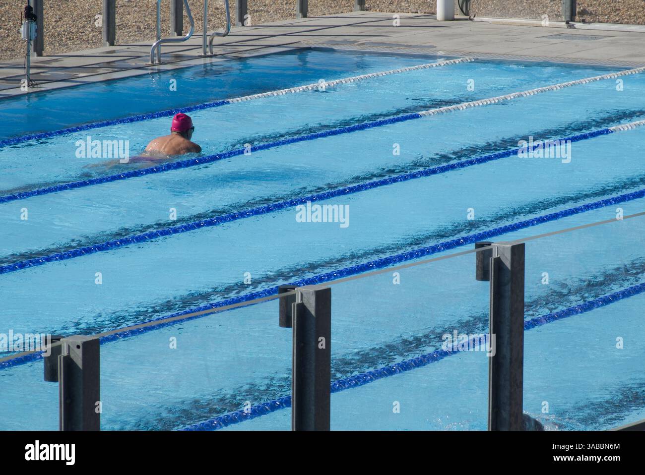 Un nuotatore maschile nella piscina all'aperto di Brighton Beach nell'East Sussex, Inghilterra. Persona irriconoscibile. Foto Stock