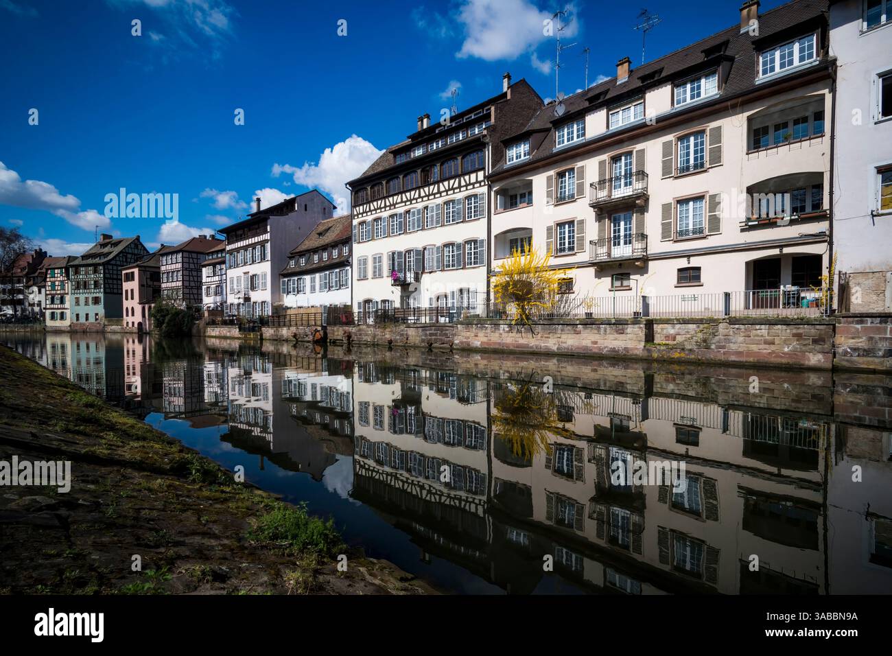 Quartiere Peite-France riflesso a Strasburgo, Alsazia, Francia Foto Stock