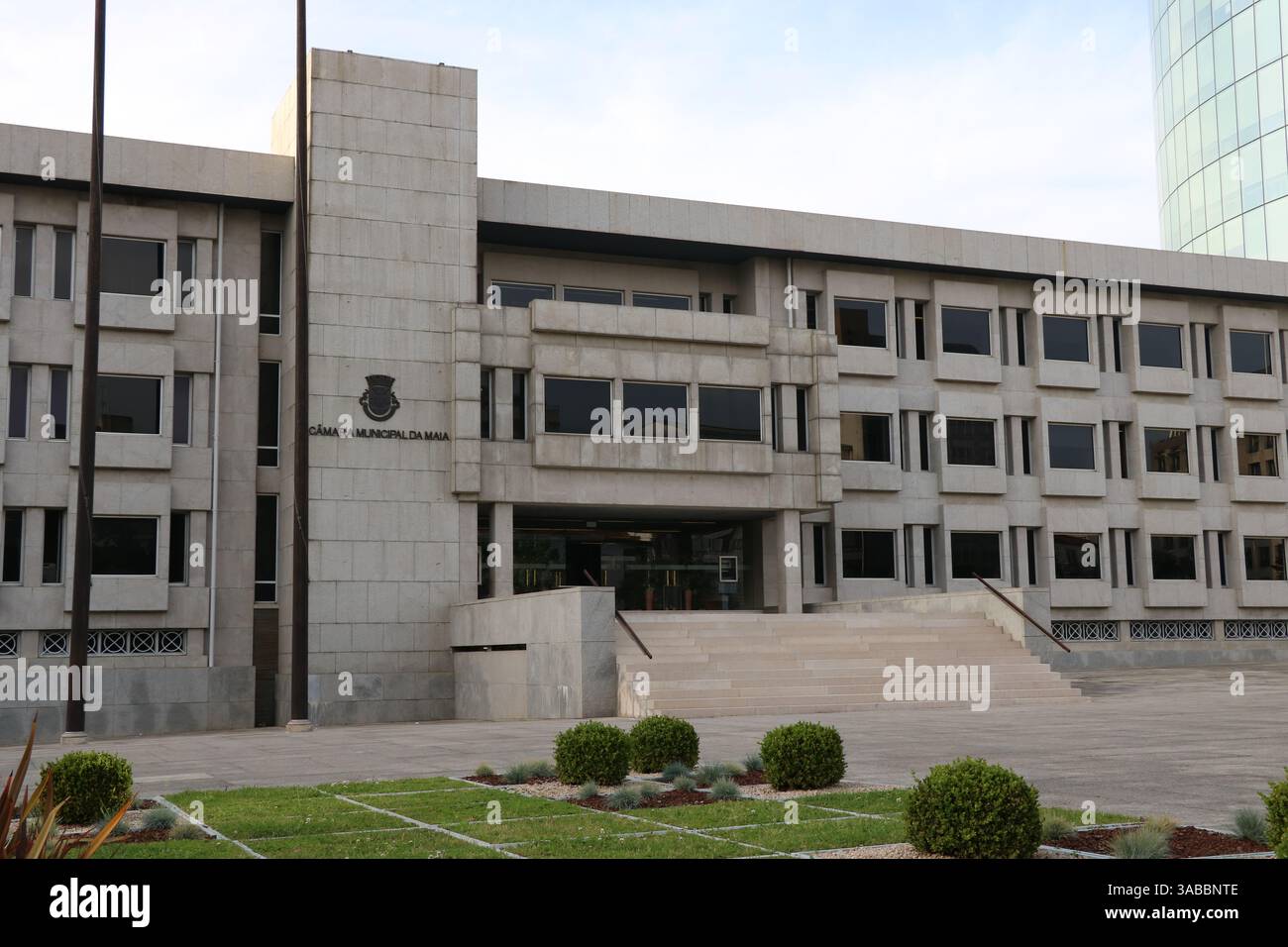 Câmara Municipal da Maia, Portogallo. Facciata storica del municipio e dettagli decorativi. Edificio civico, centro amministrativo, punto di riferimento urbano. Foto Stock
