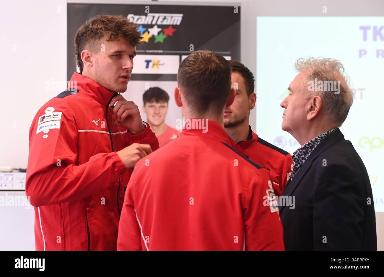 Prostejov, Repubblica Ceca. 2 aprile 2025. Tennista ceco e vincitore del torneo ATP Masters di Miami Jakub Mensik (a sinistra) e docente di sviluppo personale Dragan Vujovic (a destra) partecipano a una conferenza stampa a Prostejov, Repubblica Ceca, il 2 aprile 2025 crediti: Ludek Perina/CTK Photo/Alamy Live News Foto Stock