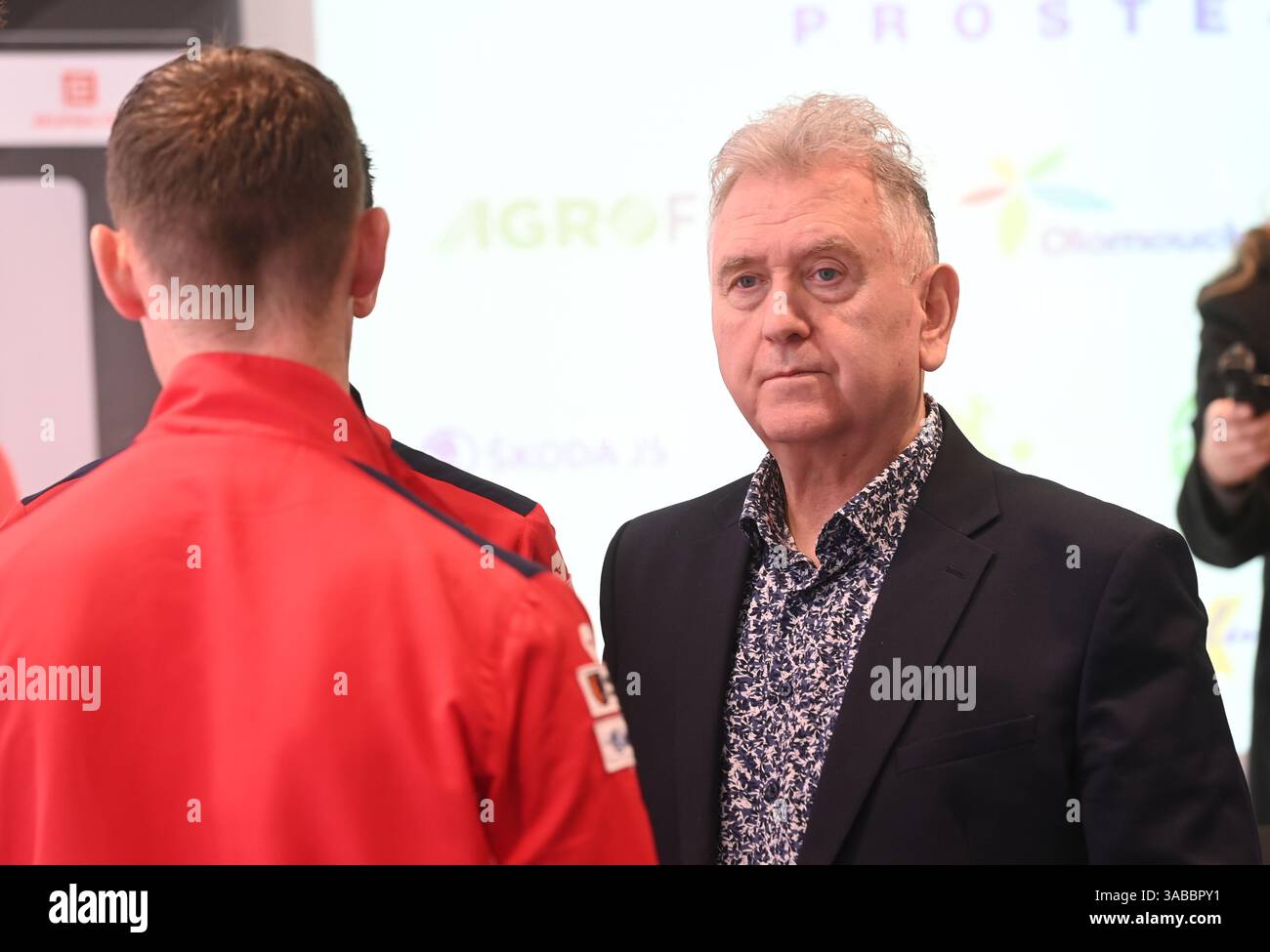 Prostejov, Repubblica Ceca. 2 aprile 2025. Tennista ceco e vincitore del torneo ATP Masters di Miami Jakub Mensik (a sinistra) e docente di sviluppo personale Dragan Vujovic (a destra) partecipano a una conferenza stampa a Prostejov, Repubblica Ceca, il 2 aprile 2025 crediti: Ludek Perina/CTK Photo/Alamy Live News Foto Stock