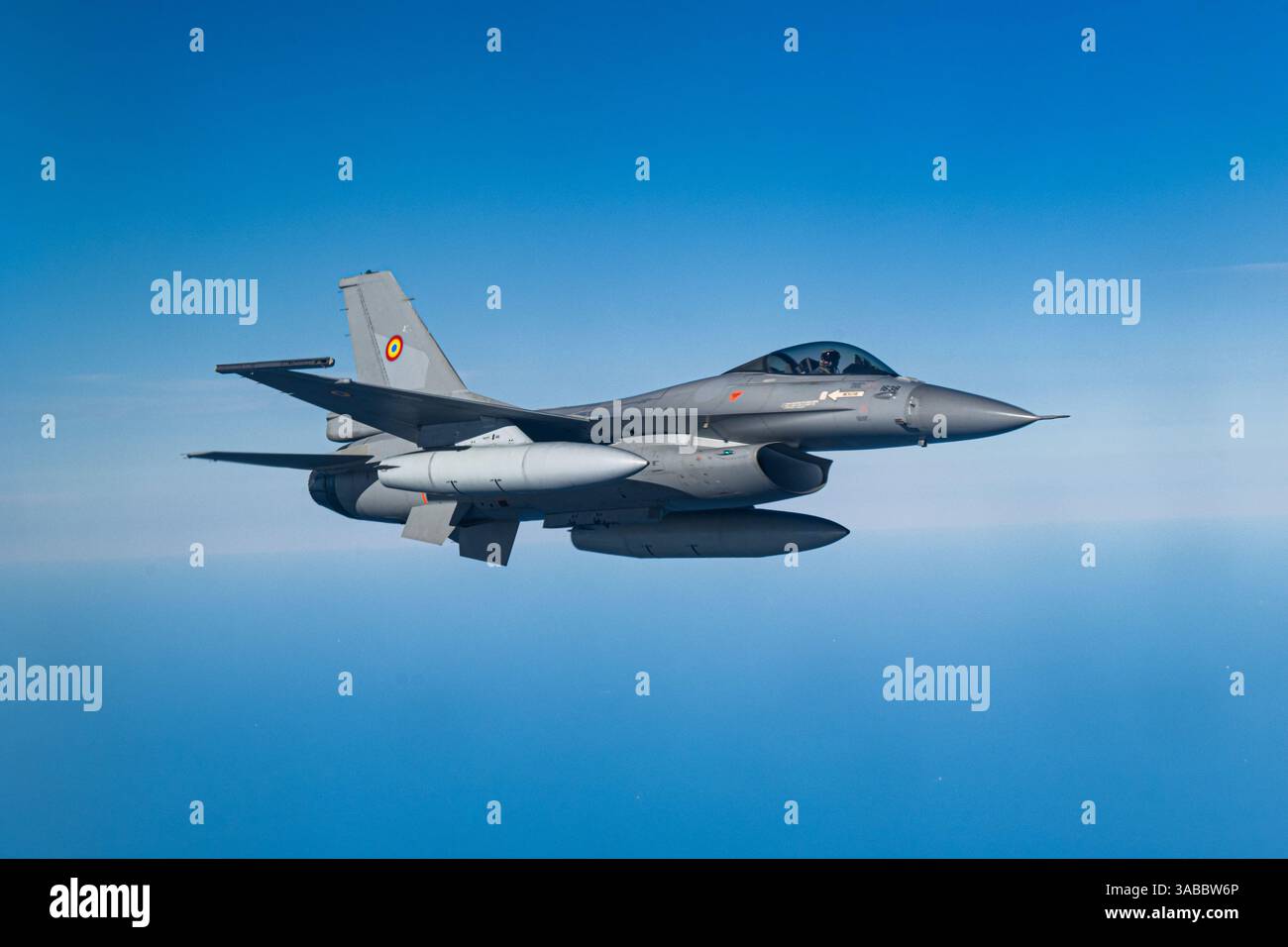 Un F-16 Fighting Falcon della forza aerea rumena vola a fianco di un KC-135 Stratotanker del 100th Air Refueling Wing, RAF Mildenhall, Inghilterra, durante l'aria Foto Stock