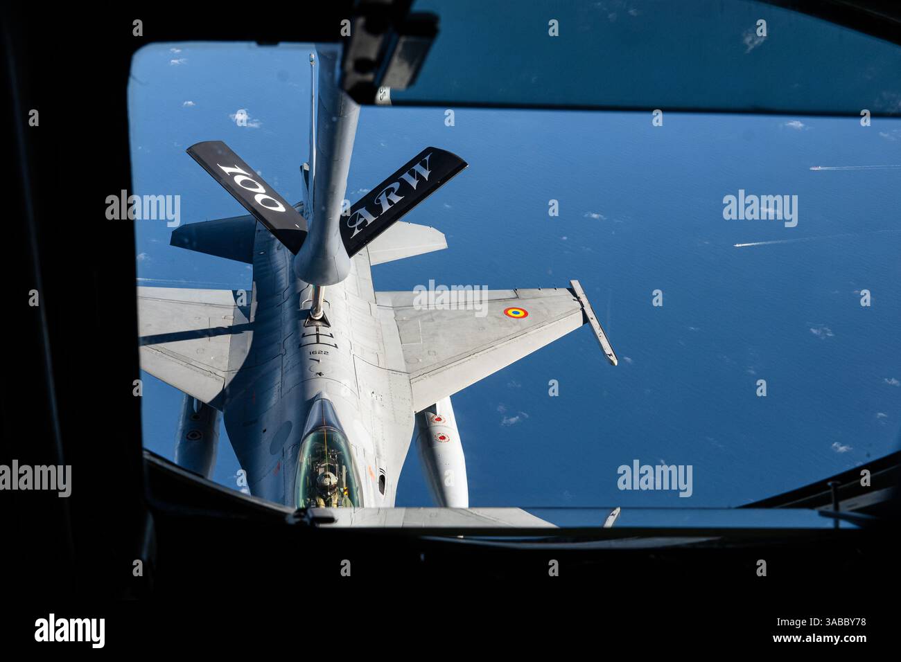 Un F-16 Fighting Falcon della forza aerea rumena riceve carburante da un KC-135 Stratotanker dal 100th Air Refueling Wing, RAF Mildenhall, Inghilterra, durante Foto Stock