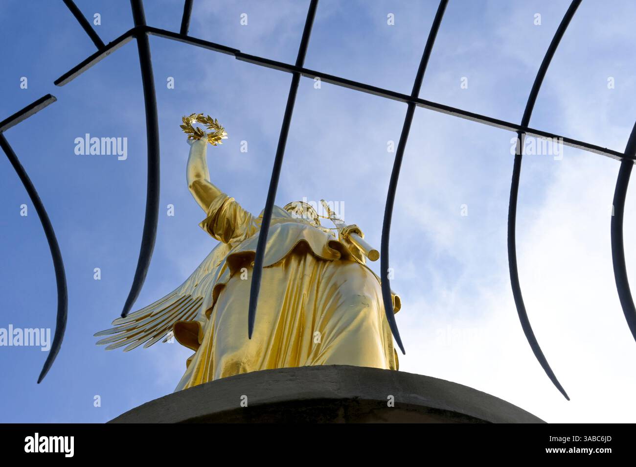 GERMANIA, capitale Berlino, luoghi di interesse e monumenti famosi, colonna dorata della Vittoria, mano con corona di alloro e croce di ferro Foto Stock