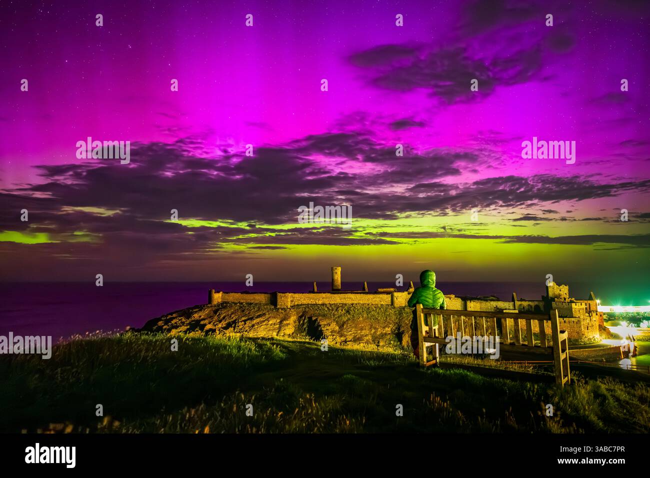UNA RAGAZZA E L'AURORA BOREALE A PEEL CASTLE, ISOLA DELL'UOMO Foto Stock
