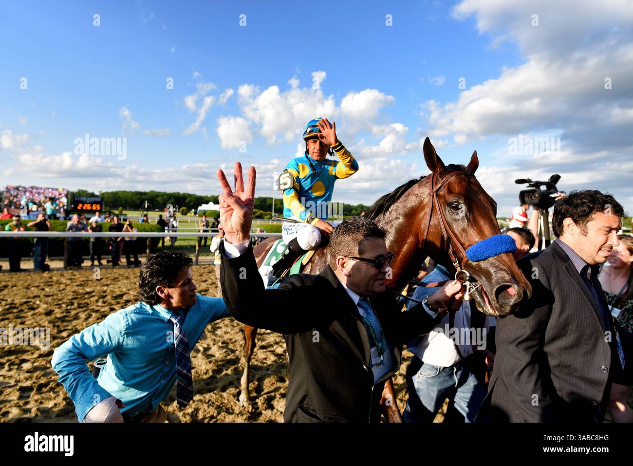 6 giugno 2015 - Elmont, NY, USA - il 2015 Belmont Stakes..il Faraone americano ha vinto la Tripla Corona in una vittoria filo-filo alle 2015 Belmont Stakes, diventando il primo vincitore americano della Triple Crown da allora affermato nel 1978 e il dodicesimo nella storia. È stato addestrato da Bob Baffert, e guidato da Victor Espinoza... Victor Espinoza ondeggia alla folla dopo aver vinto il Belmont Stakes sulla cima del Faraone americano. (Immagine di credito: © Laura Heald via ZUMA Wire) Foto Stock