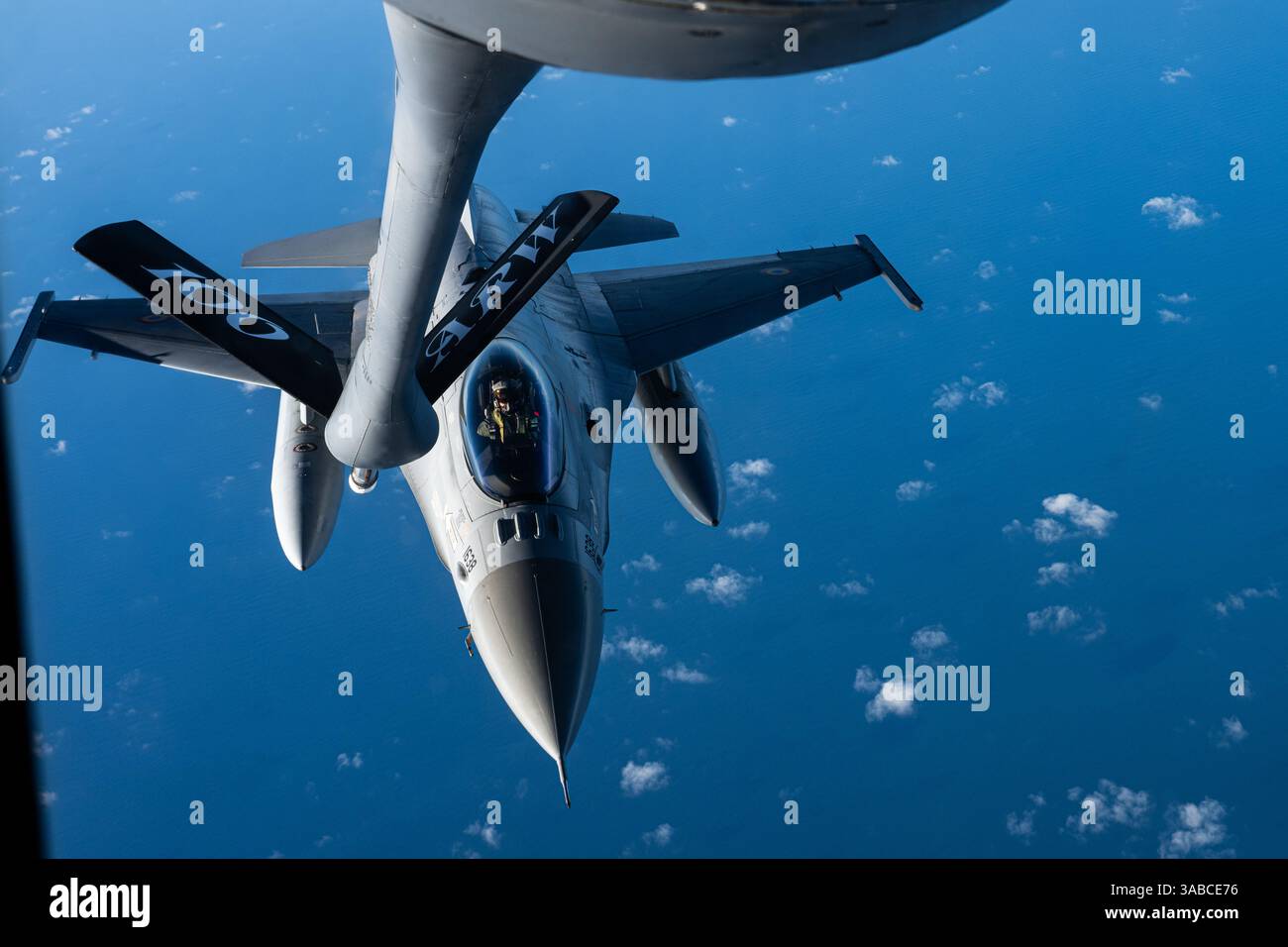 Un F-16 Fighting Falcon della forza aerea rumena scende dopo aver ricevuto carburante da uno Stratotanker KC-135 del 100th Air Refueling Wing, RAF Mildenhall, Foto Stock