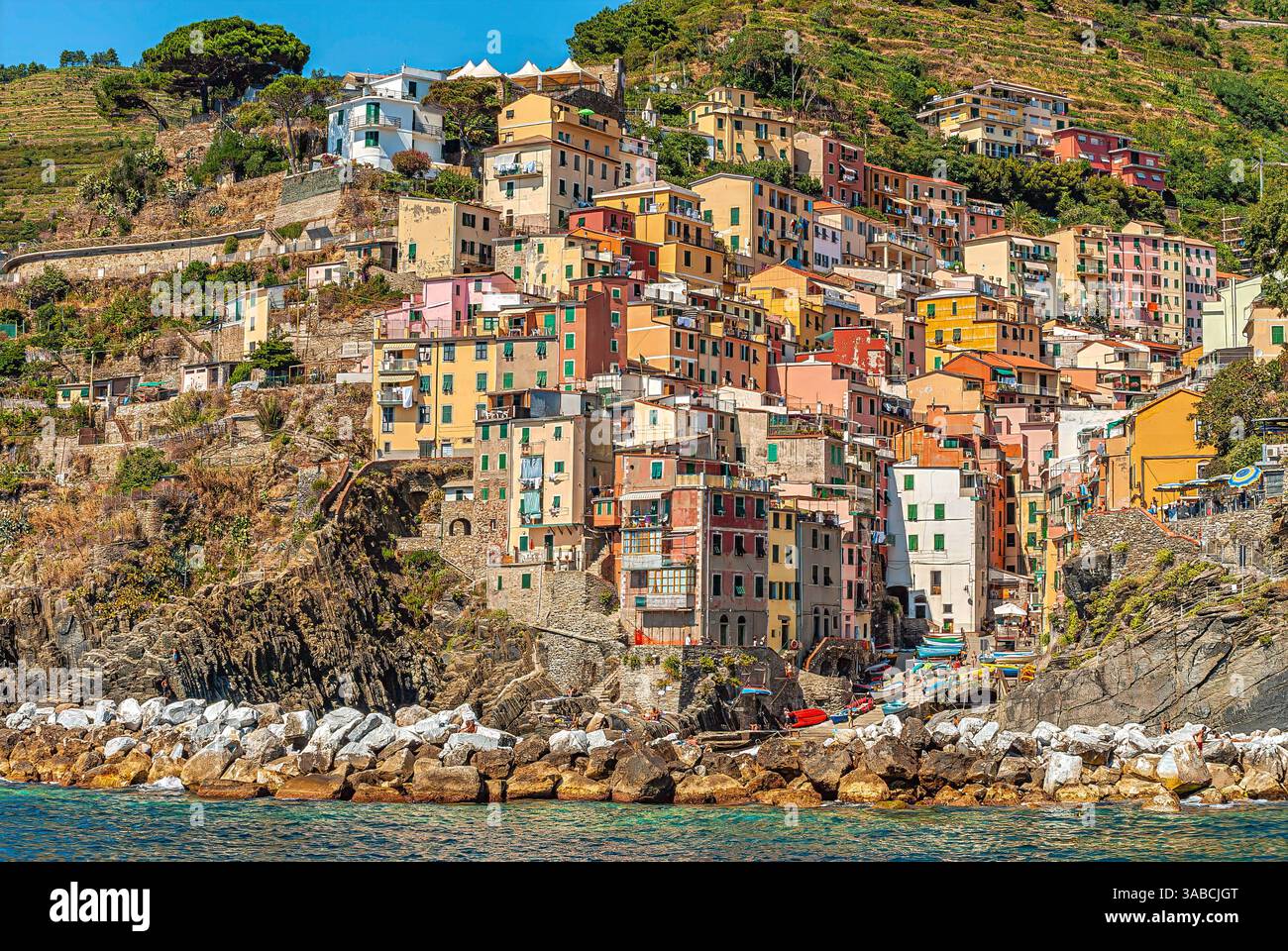 Borgo di Riomaggiore una popolare destinazione turistica presso il Parco Naturale Cinque Terre alla costa ligure, Italia Foto Stock