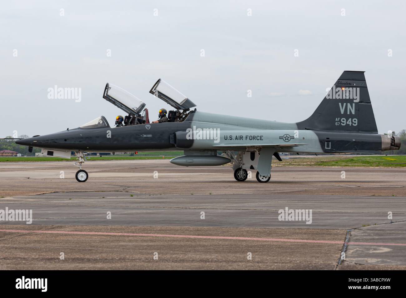 Un T-38C Talon atterra e taxi per prendere parte al 2025 Defenders of Liberty Air Show presso la Barksdale Air Force base, Louisiana, 27 marzo 2025. Air Education AN Foto Stock