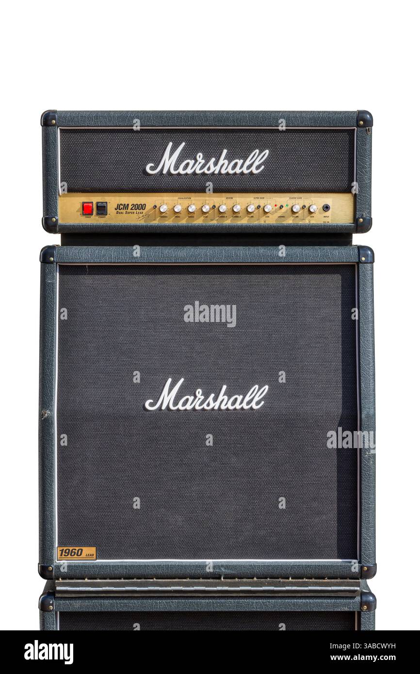 Dokkum, Paesi Bassi - 18 dicembre 2023: Armadietto altoparlante per amplificatore per chitarra Big Marshall e frontalino di comando a Dokkum, Paesi Bassi Foto Stock