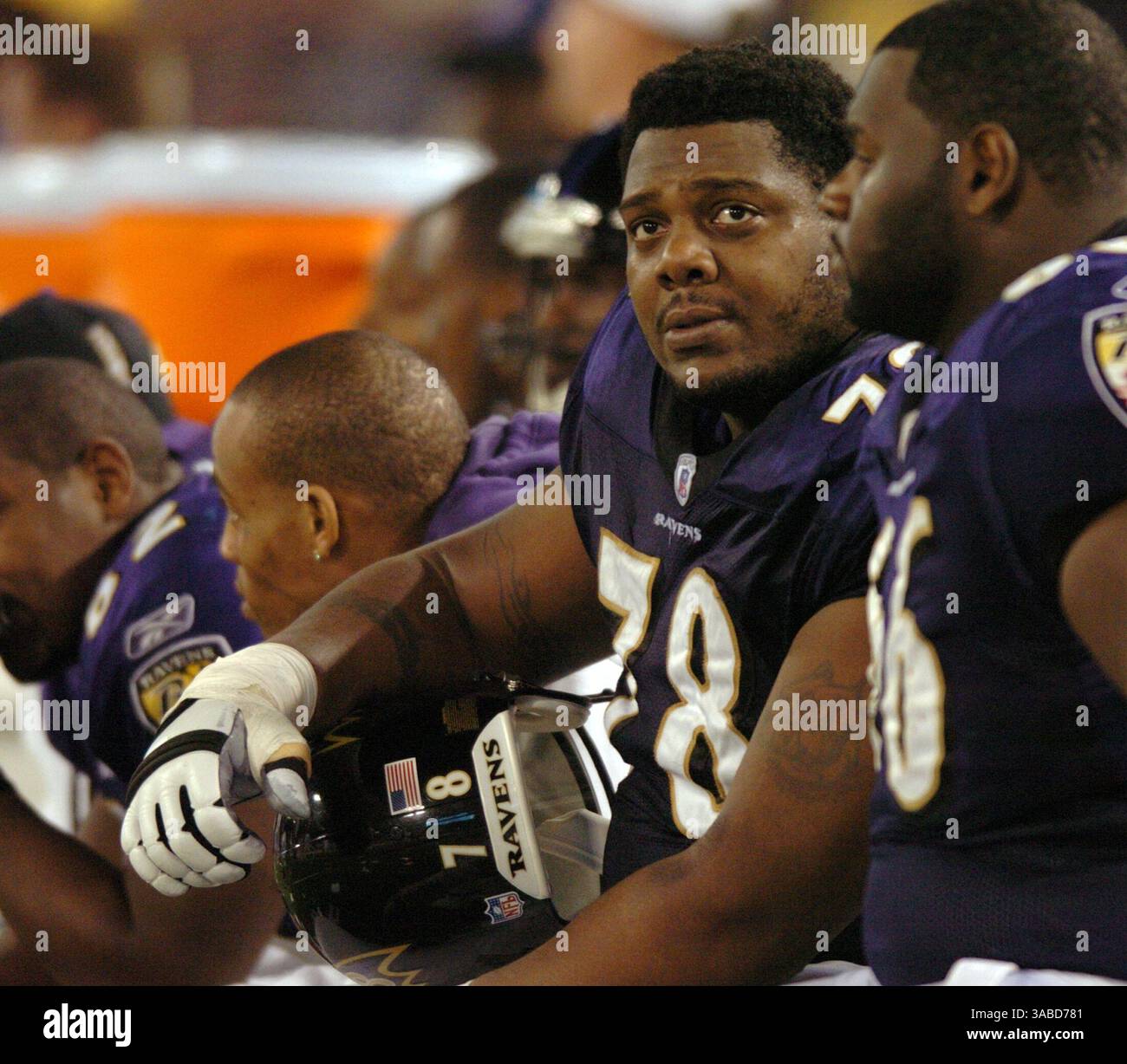 3 gennaio 2004 - Baltimore, MD, USA - in un'immagine del file di gennaio 2004, l'offensive tackle Orlando Brown (78) di Baltimora guarda dalla panchina durante una partita di playoff contro i Tennessee Titans a Baltimora. Suo figlio, Orlando Brown Jr., ora si unisce alla squadra come scelta del terzo giro del draft, e potrebbe essere ''qualcosa di molto speciale. (Immagine di credito: © Steve Deslich/TNS tramite filo ZUMA) Foto Stock