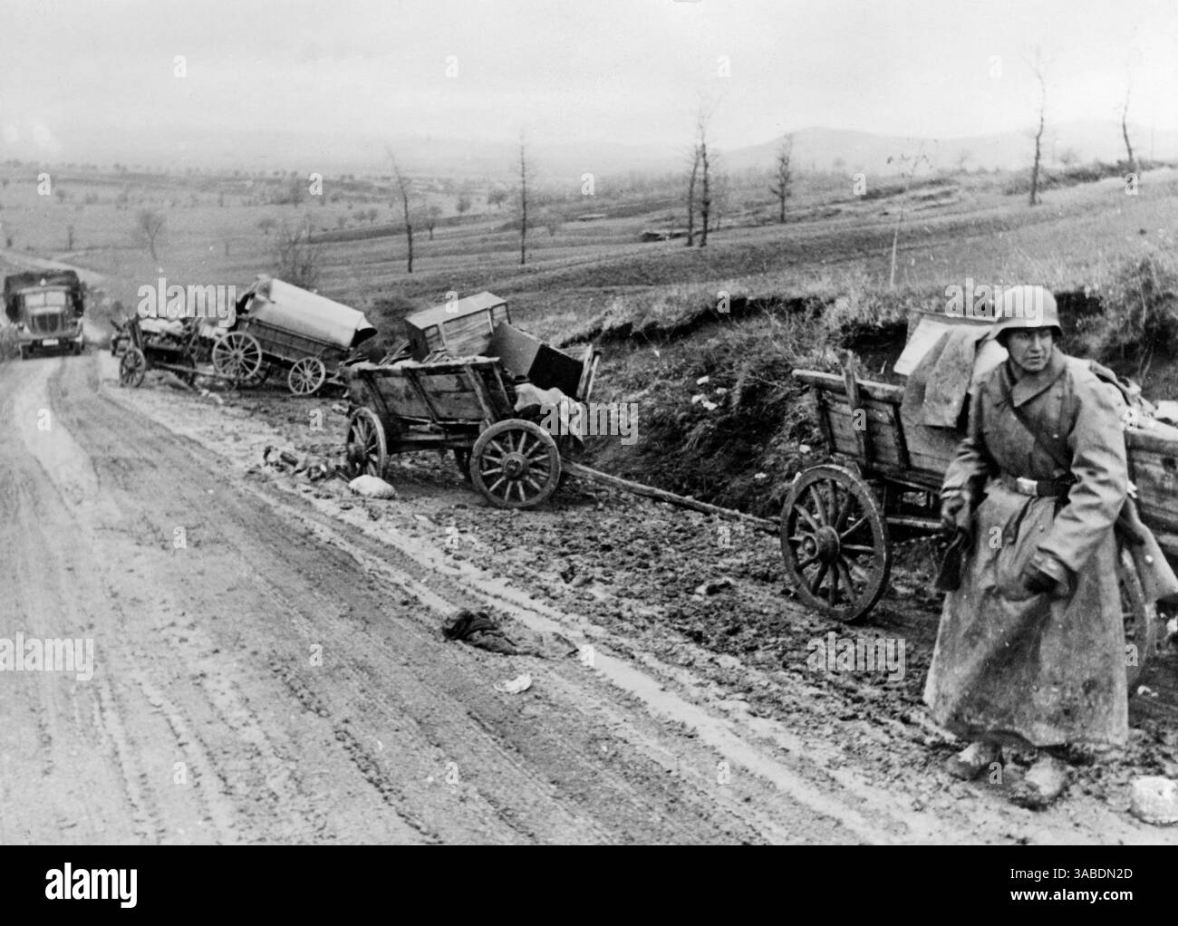 Soldato tedesco con equipaggiamento militare lasciato indietro dall'esercito jugoslavo su una strada di ritiro in Serbia. [traduzione automatizzata] Foto Stock