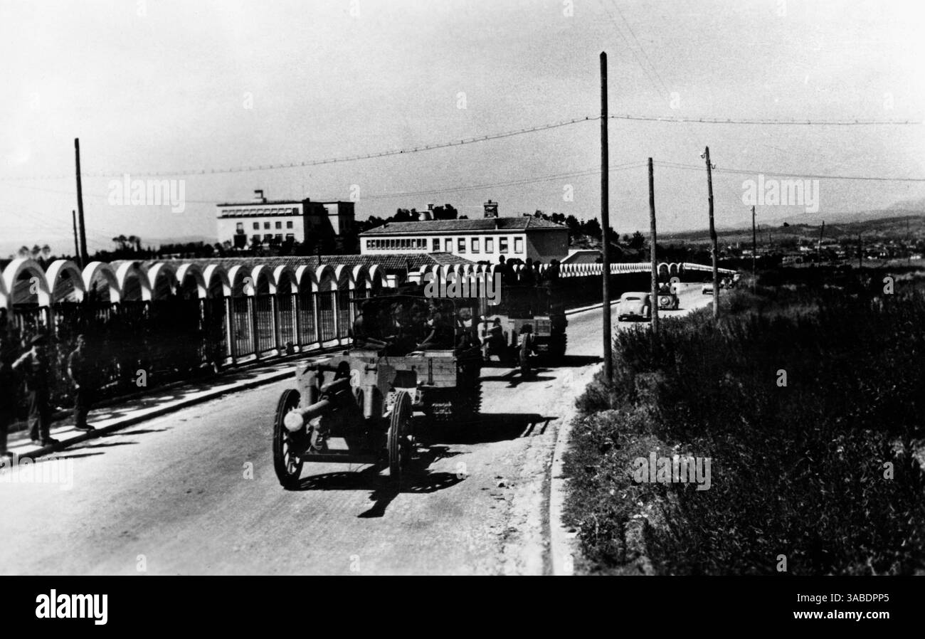Dopo il ritiro dell'Italia dalla guerra, le truppe tedesche occupano parti dei Balcani precedentemente occupate dall'Italia. Qui veicoli con obice da 10,5 cm 18 sulla strada Tirana - Elbasan. A sinistra l'ex castello reale. Foto: Grah. [traduzione automatizzata] Foto Stock