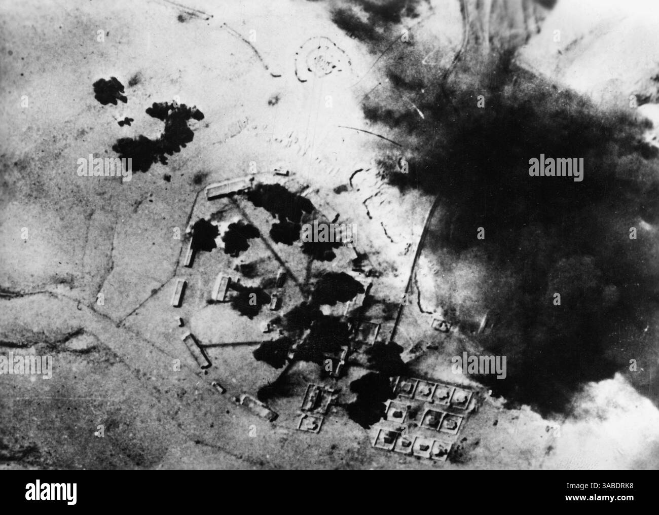 Incursione aerea da parte di aerei italiani sulla città di confine egiziana di Sollum (Sallum). [traduzione automatizzata] Foto Stock