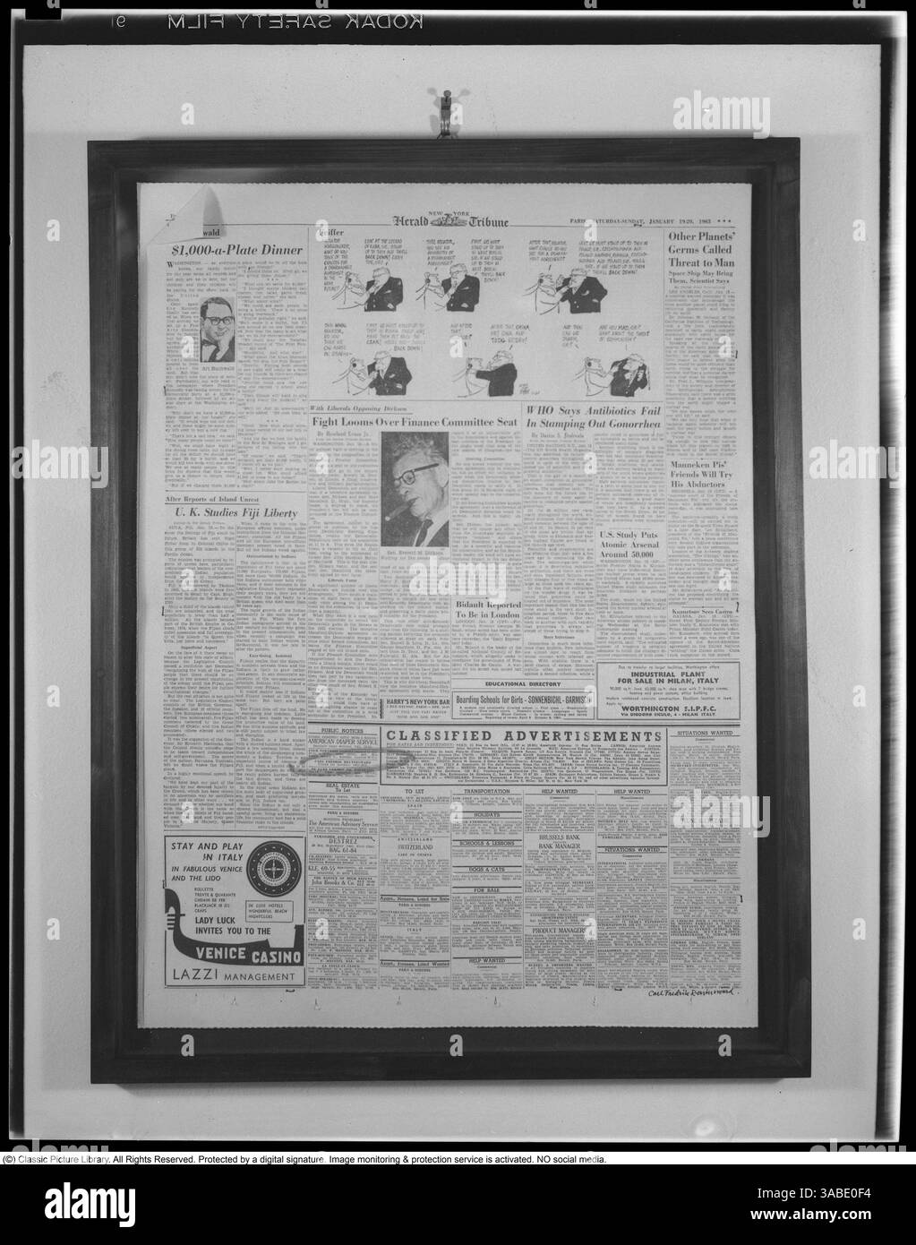 Carl Fredrik Reuterswärd, artista svedese, 1934–2016. La sua arte è rappresentata nei musei e negli spazi pubblici di tutto il mondo come pochi altri artisti svedesi. Il 15 gennaio 1963, Carl Fredrik Reuterswärd ha scelto di annunciare la sua "vacanza" al mondo. Questo è stato fatto attraverso una pubblicità sul New York Herald Tribune il 15 gennaio 1963. Il titolo recitava: "CARL FREDRIK Reuterswärd chiuso per le festività 1963-1972." La pubblicità è una delle sue opere più famose. 382A-9 se CFR18 Foto Stock