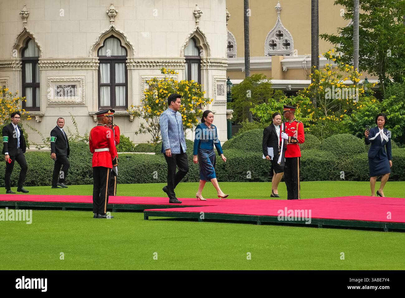 Bangkok, Thailandia. 2 aprile 2025. Paetongtarn Shinawatra, il primo ministro della Thailandia, cammina sul tappeto rosso fuori dalla Casa del governo della Thailandia. Khadga Prasad Sharma oli, primo ministro del Nepal, ha fatto una visita ufficiale in Thailandia come ospite del governo thailandese. Questo ha segnato la prima visita di un primo ministro nepalese in Thailandia in oltre 60 anni, evidenziando un passo significativo nel rafforzamento dei legami bilaterali tra le due nazioni. Credito: SOPA Images Limited/Alamy Live News Foto Stock