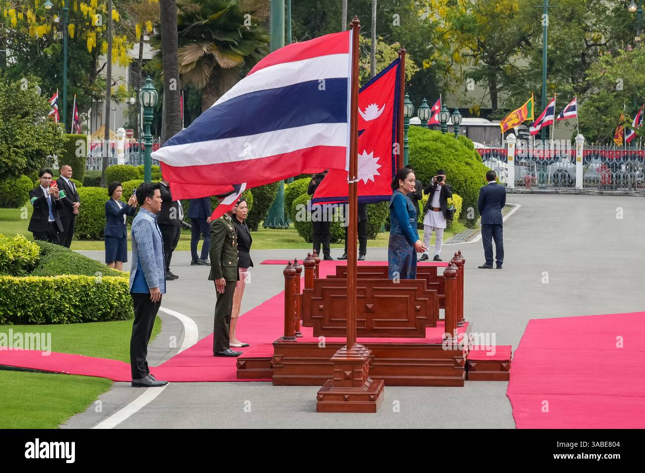 Bangkok, Thailandia. 2 aprile 2025. Paetongtarn Shinawatra, primo ministro della Thailandia, si trova tra le bandiere thailandesi e nepalesi alla Casa del governo thailandese. Khadga Prasad Sharma oli, primo ministro del Nepal, ha fatto una visita ufficiale in Thailandia come ospite del governo thailandese. Questo ha segnato la prima visita di un primo ministro nepalese in Thailandia in oltre 60 anni, evidenziando un passo significativo nel rafforzamento dei legami bilaterali tra le due nazioni. Credito: SOPA Images Limited/Alamy Live News Foto Stock