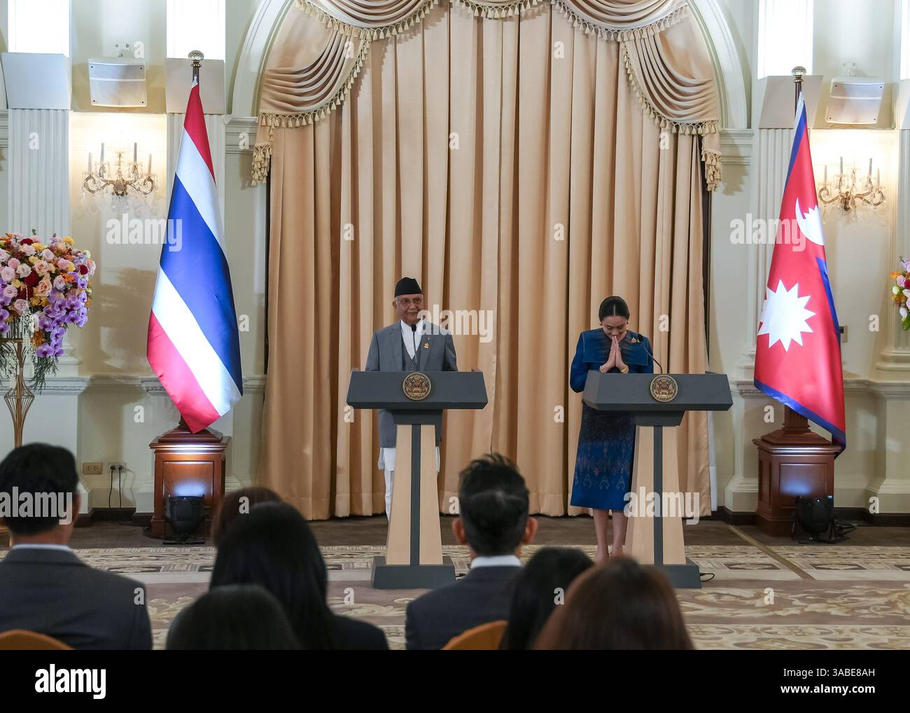 Bangkok, Thailandia. 2 aprile 2025. Il primo ministro del Nepal, Khadga Prasad Sharma oli, a sinistra vicino alla bandiera nazionale thailandese, e il primo ministro della Thailandia, Paetongtarn Shinawatra, a destra vicino alla bandiera nazionale nepalese, si rivolgono al pubblico alla conferenza stampa congiunta presso la Casa del governo thailandese. Khadga Prasad Sharma oli, primo ministro del Nepal, ha fatto una visita ufficiale in Thailandia come ospite del governo thailandese. Questo ha segnato la prima visita di un primo ministro nepalese in Thailandia in oltre 60 anni, evidenziando un passo significativo nel rafforzamento del legame bilaterale Foto Stock