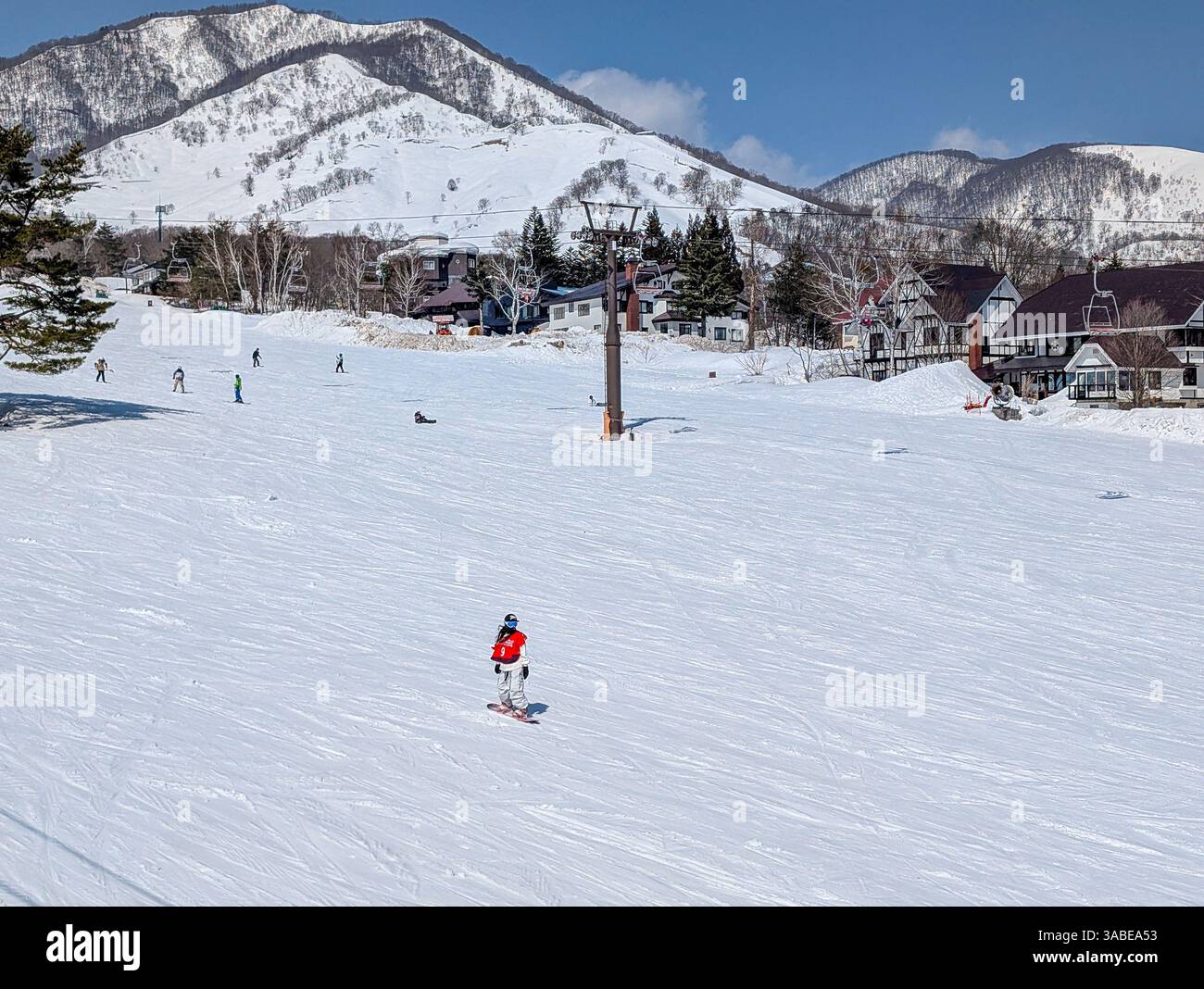 Snowboarder su una dolce pista verde a Tsugaike, Nagano, Giappone Foto Stock