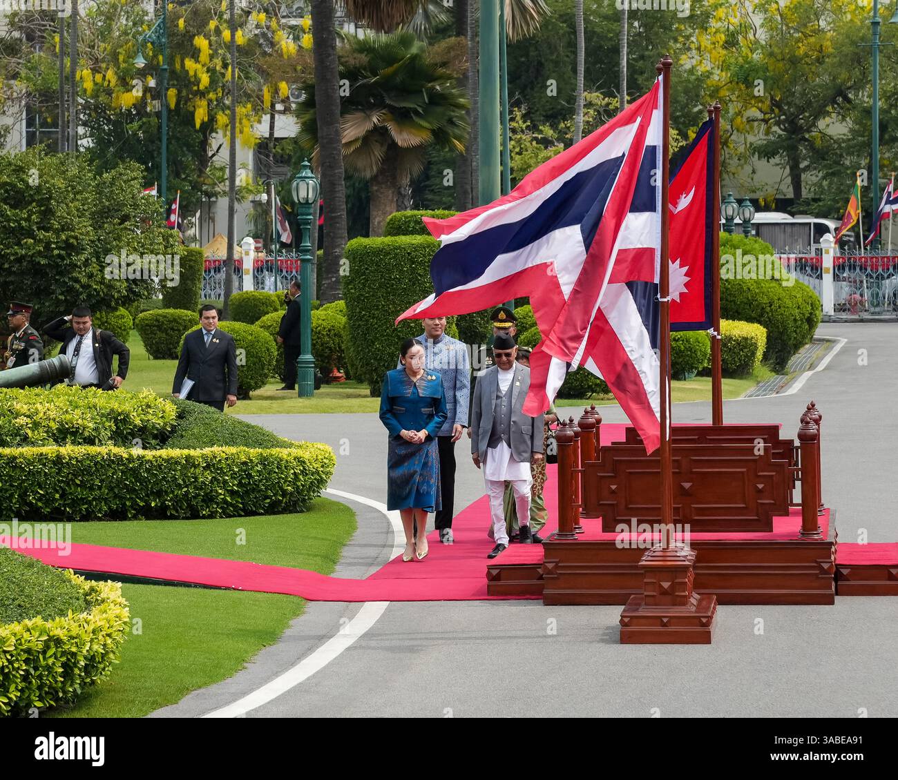 Paetongtarn Shinawatra, il primo ministro della Thailandia, e Khadga Prasad Sharma oli, il primo ministro del Nepal, sotto le bandiere thailandesi e nepalesi, arrivano alla cerimonia d'ispezione della Guardia d'Onore presso la Casa del governo della Thailandia. Khadga Prasad Sharma oli, primo ministro del Nepal, ha fatto una visita ufficiale in Thailandia come ospite del governo thailandese. Questo ha segnato la prima visita di un primo ministro nepalese in Thailandia in oltre 60 anni, evidenziando un passo significativo nel rafforzamento dei legami bilaterali tra le due nazioni. Il primo ministro nepalese è stato ospitato da Paetongtarn Shinawatra, Foto Stock