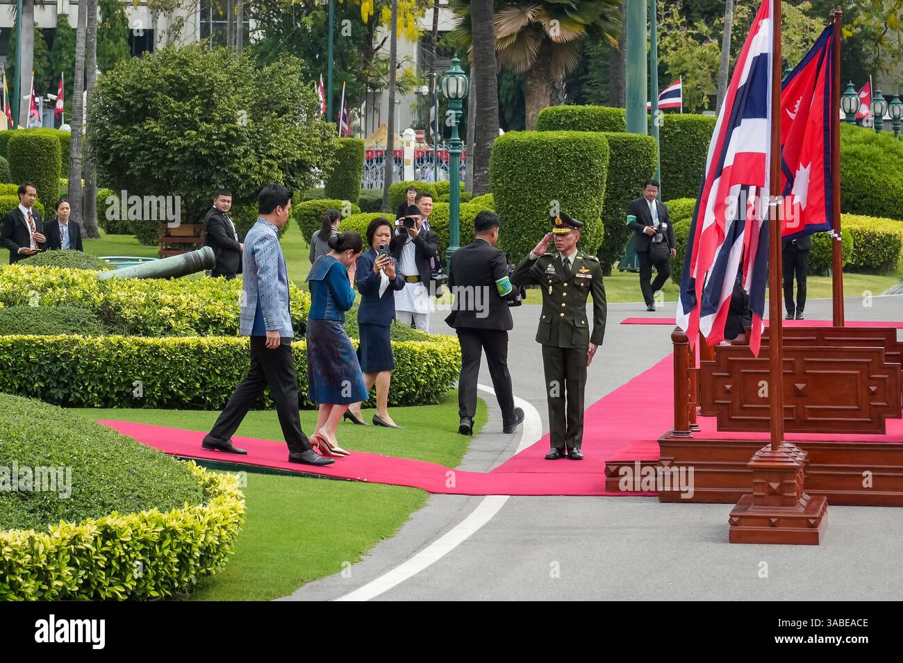 Paetongtarn Shinawatra, il primo ministro della Thailandia, ha visto salutare un ufficiale dell'esercito thailandese alla Casa del governo della Thailandia. Khadga Prasad Sharma oli, primo ministro del Nepal, ha fatto una visita ufficiale in Thailandia come ospite del governo thailandese. Questo ha segnato la prima visita di un primo ministro nepalese in Thailandia in oltre 60 anni, evidenziando un passo significativo nel rafforzamento dei legami bilaterali tra le due nazioni. Il primo ministro nepalese è stato ospitato da Paetongtarn Shinawatra, il primo ministro della Thailandia. (Foto di Nathalie Jamois/SOPA Images/Sipa USA) Foto Stock