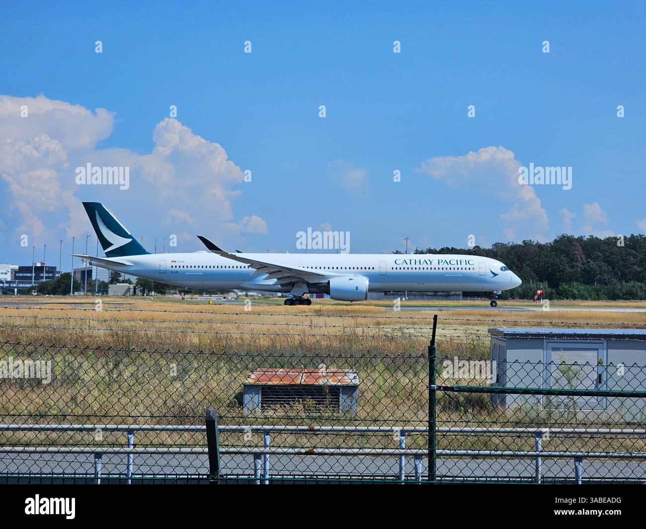 Francoforte, Assia, Germania - 13 agosto 2024: Cathay Pacific Airbus A350-1041 B-LXD fra Frankfurt Airport Foto Stock