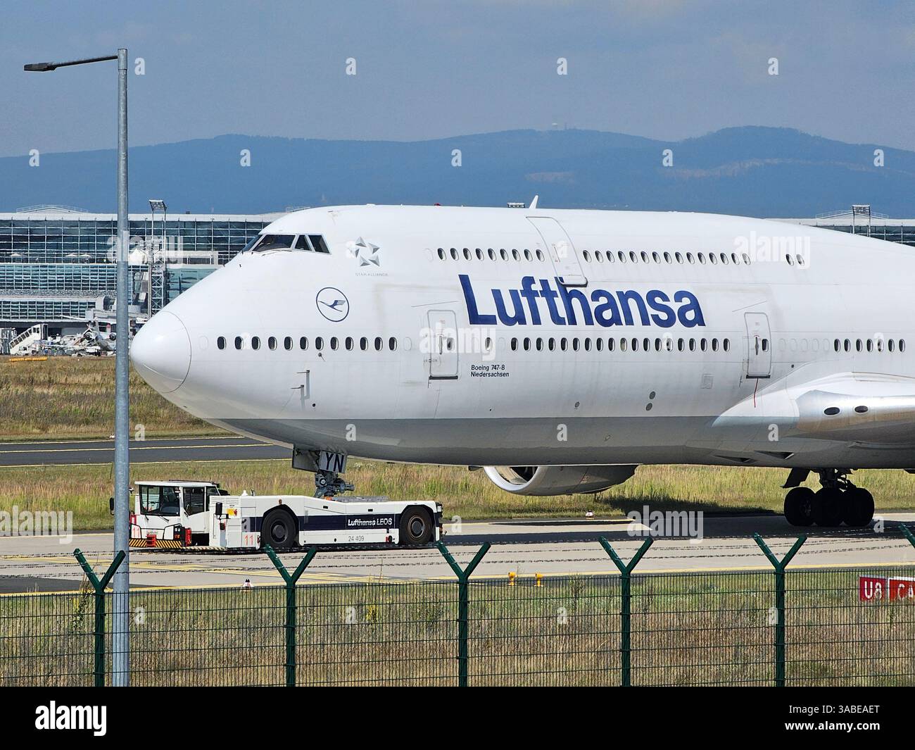 Francoforte, Assia, Germania - 13 agosto 2024: Lufthansa Boeing 747-830 Niedersachsen Livery D-ABYN fra Frankfurt Airport Foto Stock