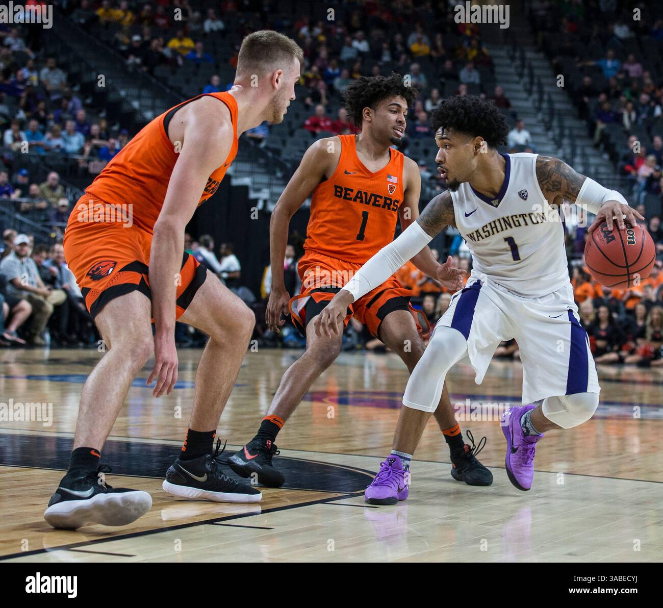 07 mar 2018 Las Vegas, NV, U.S.A. la guardia di Washington David Crisp (1) ha segnato 13 punti tentativi di mettere a lato il dipinto durante il torneo di pallacanestro maschile NCAA PAC 12 tra Oregon State Beavers e Washington Huskies 66-69 persi alla T Mobile Arena di Las Vegas, NV. Thurman James / CSM(immagine di credito: &Copy; Thurman James/CSM tramite cavo ZUMA) Foto Stock