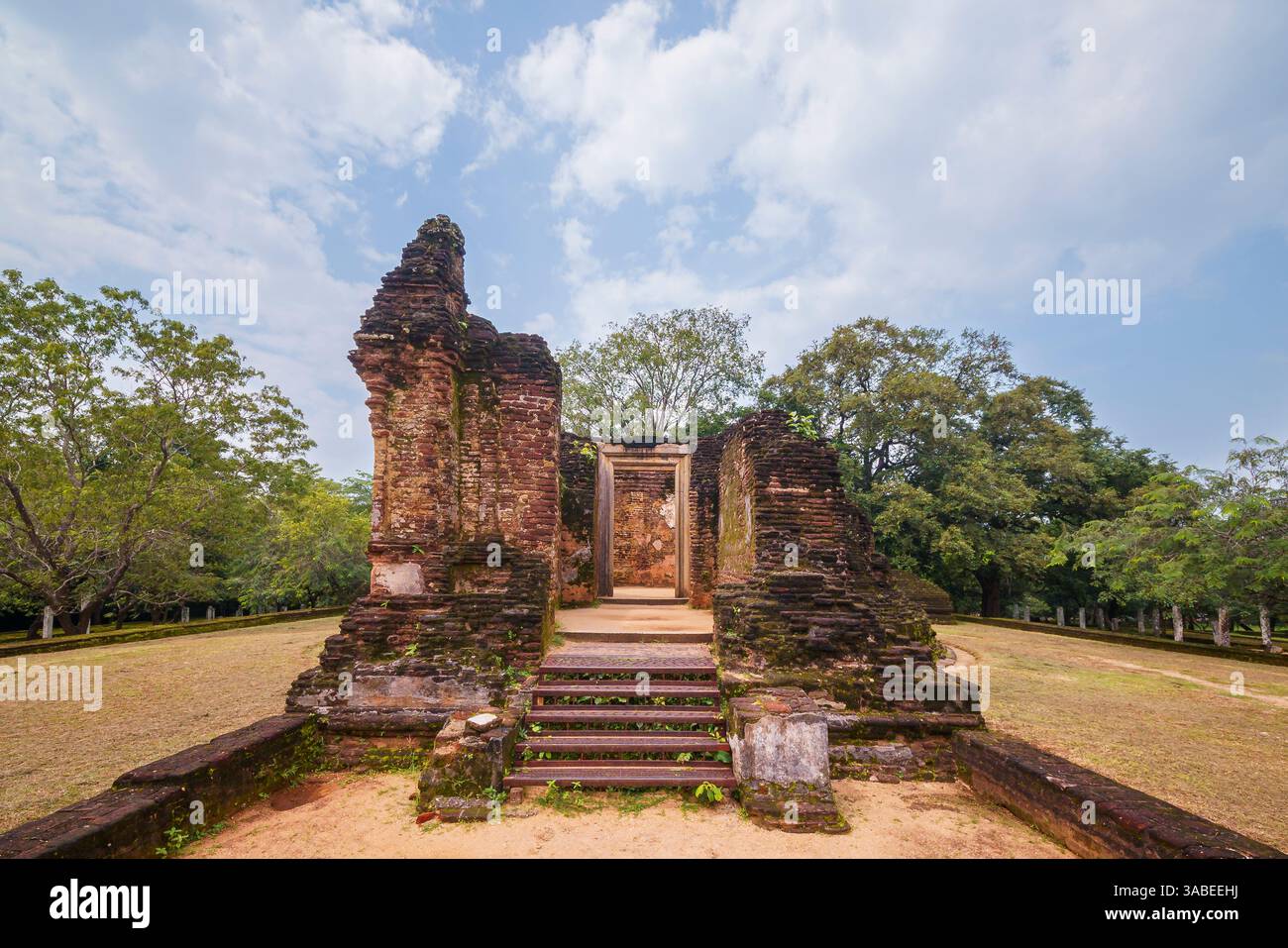 L'immagine raffigura il Vatadage, una casa reliquia circolare nel Sacro Quadrangolo di Polonnaruwa, con intricate sculture in pietra e antiche architetture Foto Stock
