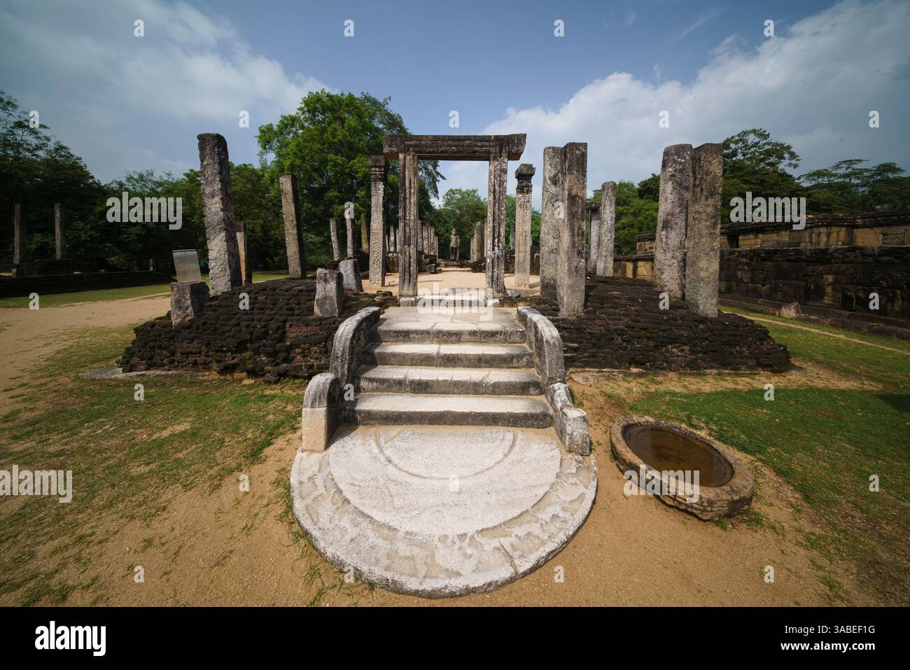 L'immagine raffigura il Vatadage, una casa reliquia circolare nel Sacro Quadrangolo di Polonnaruwa, con intricate sculture in pietra e antiche architetture Foto Stock
