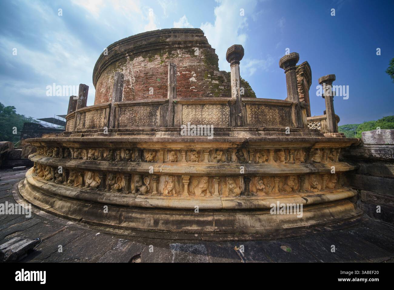 L'immagine raffigura il Vatadage, una casa reliquia circolare nel Sacro Quadrangolo di Polonnaruwa, con intricate sculture in pietra e antiche architetture Foto Stock