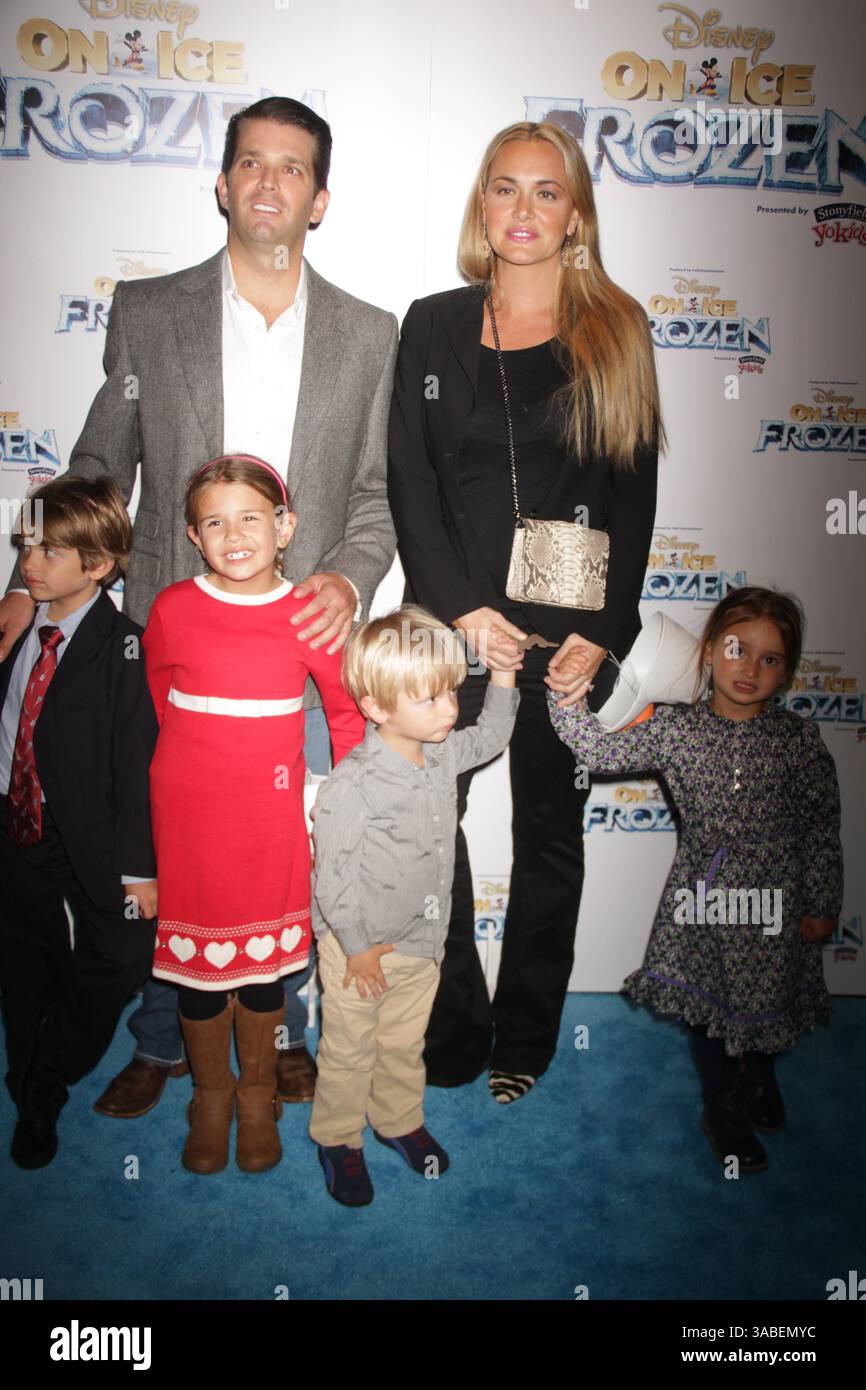15 marzo 2018 - FILE - la moglie di Donald Trump Jr. Vanessa chiede il divorzio dopo 12 anni di matrimonio. NELLA FOTO: 11 novembre 2014 - New York, New York, Stati Uniti - DONALD TRUMP JR, VANESSA TRUMP E KIDS.al Disney on Ice presenta ''Frozen'' .al Barclays Center, Brooklyn 11-11-2014. / Photos 2014 (immagine di credito: © John Barrett/Globe Photos/ZUMA Wire) Foto Stock