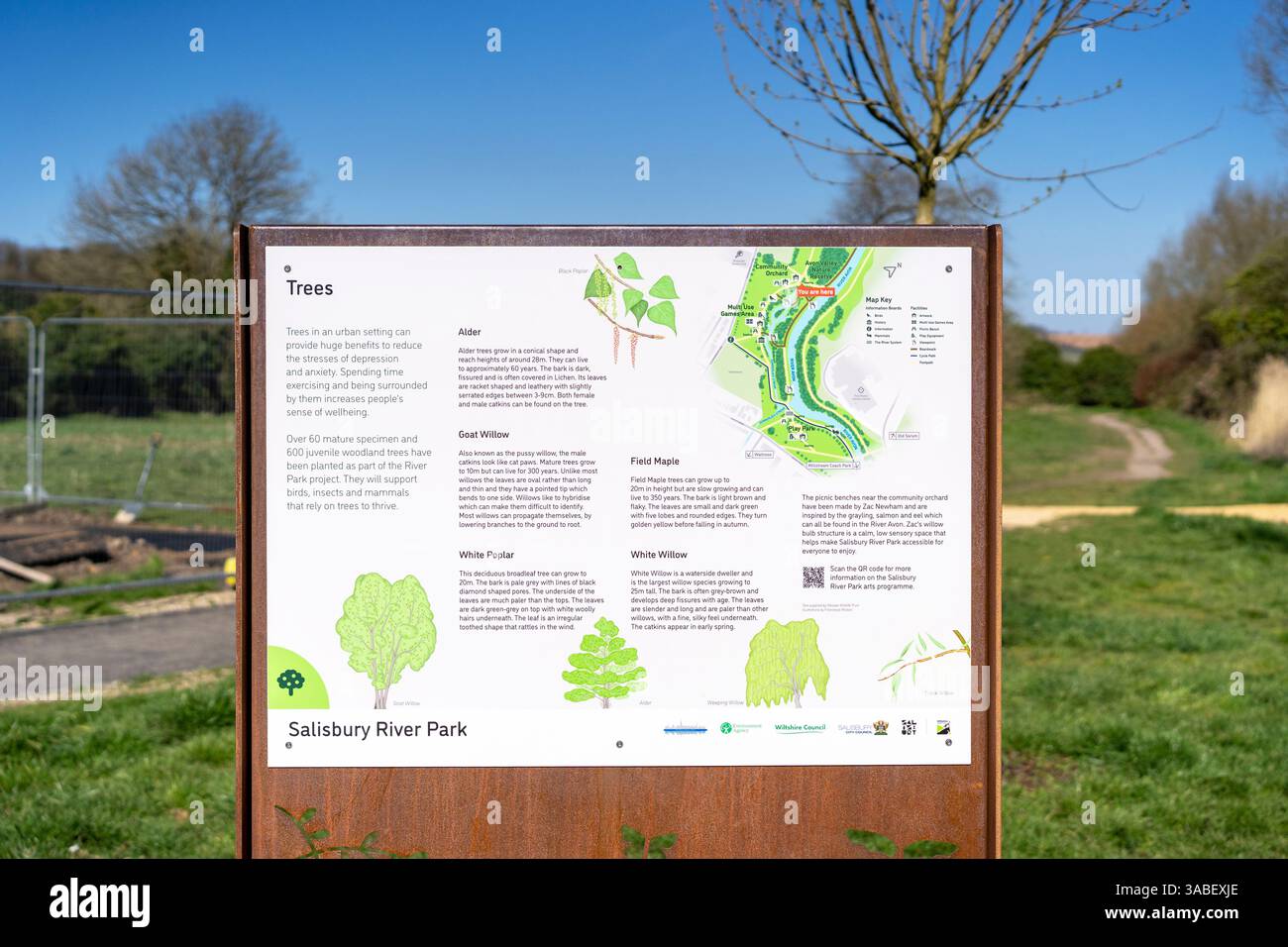 Cartello informativo sulla riserva naturale che indica i tipi di alberi locali Foto Stock