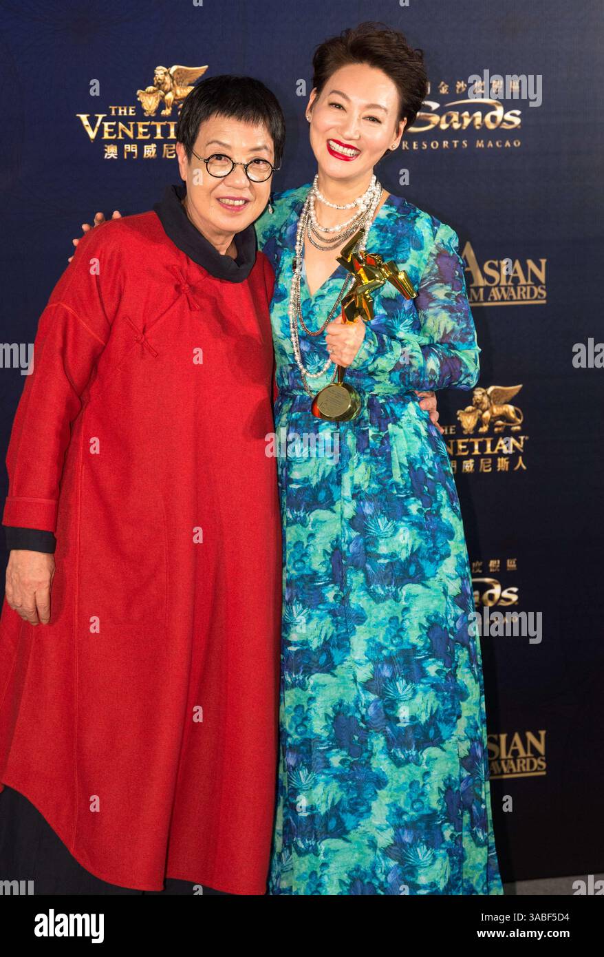 17 marzo 2018 - Macao, regione amministrativa speciale di MACAO, Cina - MACAO, regione amministrativa speciale DI MACAO, CINA: 17 marzo 2018. Il 12° Asian Film Awards 2018, organizzato dall'Asian Film Awards Academy, si tiene nel teatro veneziano del Venetian Hotel Macao. Kara Wai (R) le viene assegnato il premio Excellence in Asian Cinema Award assegnato dalla regista Ann Hui (Credit Image: © Jayne Russell via ZUMA Wire) Foto Stock