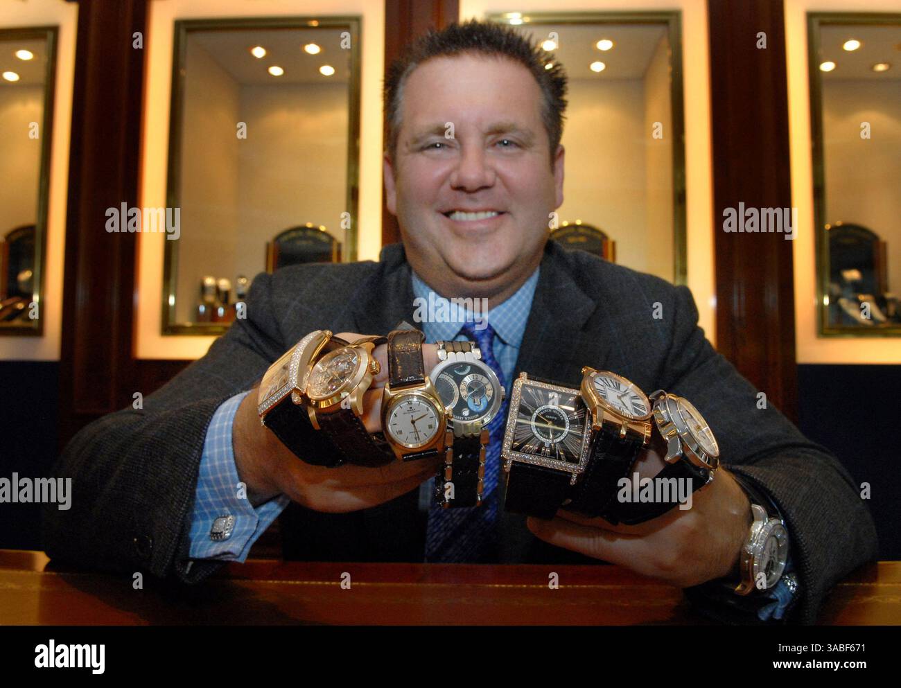 2 ottobre 2009 - Fort Lauderdale, FL, USA - in questa foto del 21 giugno 2007, l'avvocato di Fort Lauderdale Scott Rothstein mostra parte della sua collezione di orologi a Fort Lauderdale, Florida. Rothstein non ha diritto ad alcun taglio nei suoi 50 anni di prigione federale e non può costringere i pubblici ministeri a raccomandare una riduzione, ha stabilito un giudice. (Immagine di credito: © Lilly Echeverria/TNS via ZUMA Wire) Foto Stock