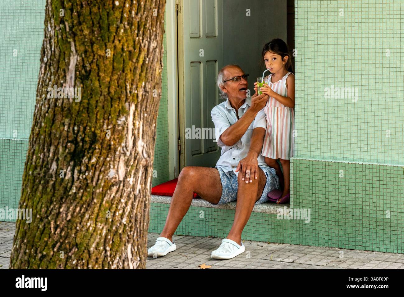 Vita familiare a Colonia del Sacramento, Dipartimento di Colonia, Uruguay. Foto Stock