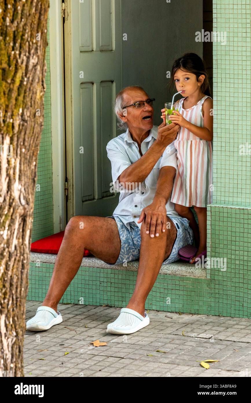 Vita familiare a Colonia del Sacramento, Dipartimento di Colonia, Uruguay. Foto Stock