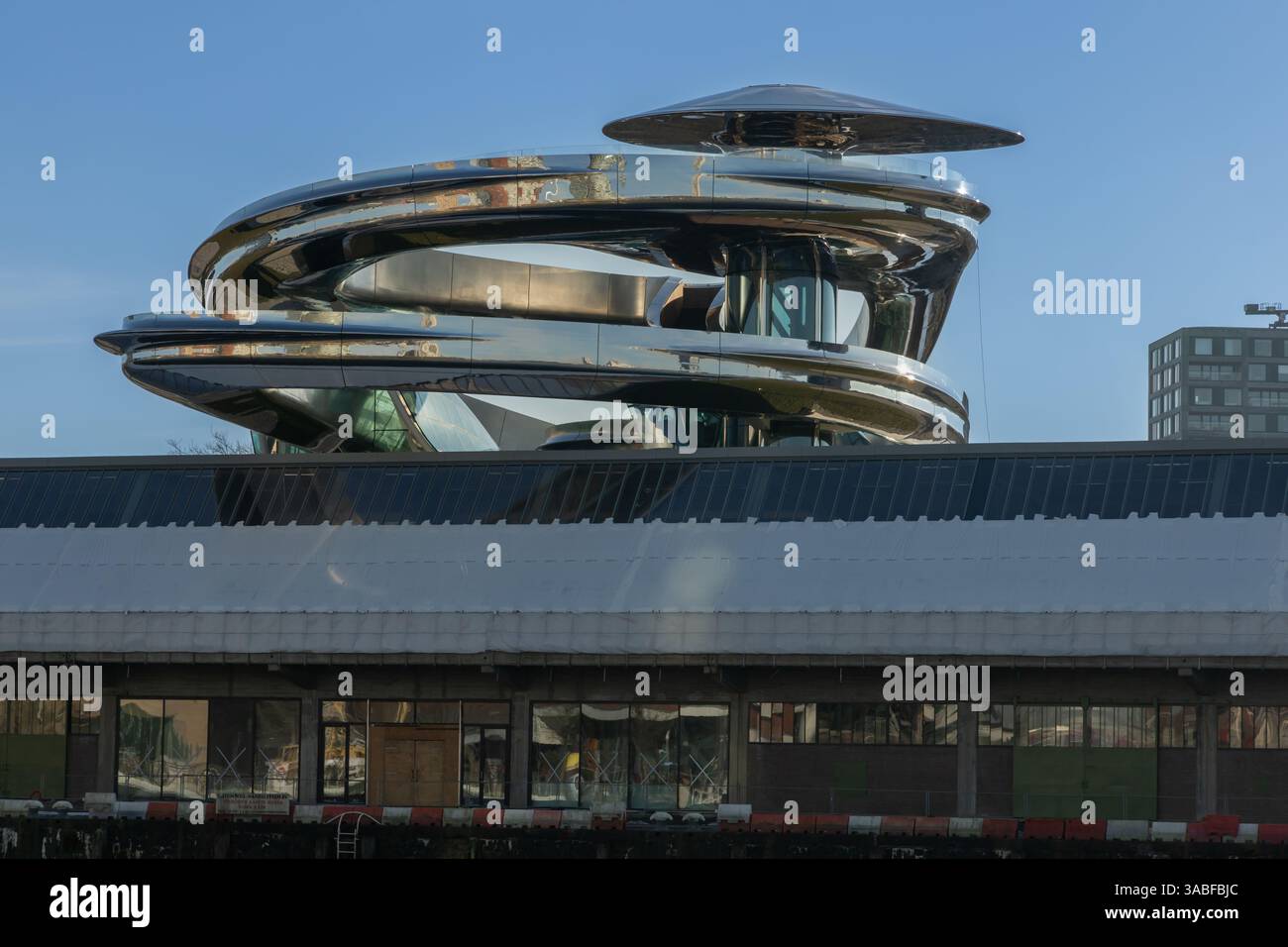 Il Tornado attira l'attenzione del museo delle migrazioni di Rotterdam Katendrecht. È un'opera d'arte e un punto di osservazione in uno, hai un 360 gradi Foto Stock