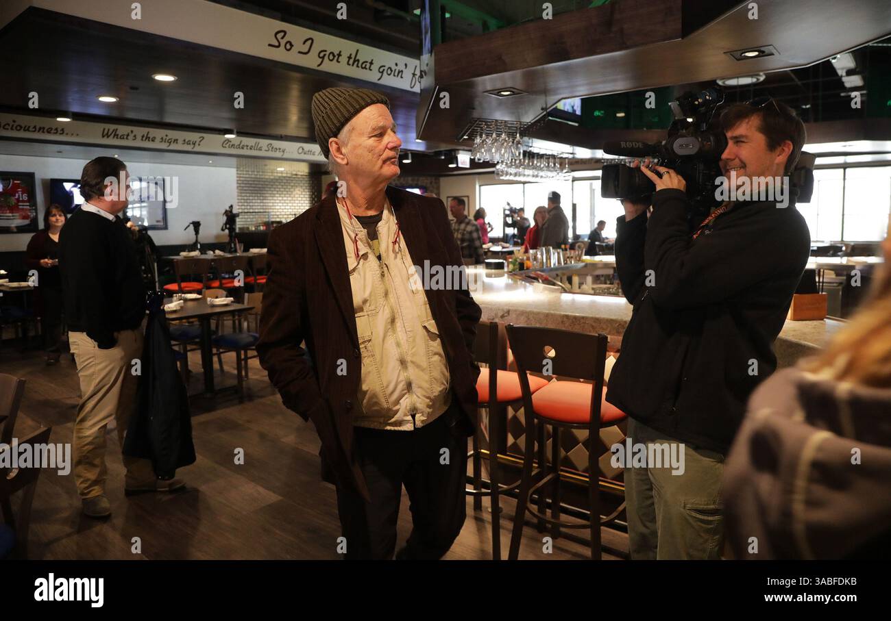 17 aprile 2018 - Rosemont, il, Stati Uniti - l'attore e comico Bill Murray si guarda intorno al ristorante dopo aver parlato con i media martedì 17 aprile 2018 al ristorante Caddyshack di Rosemont, Ill. (Immagine di credito: © Antonio Perez/TNS via ZUMA Wire) Foto Stock
