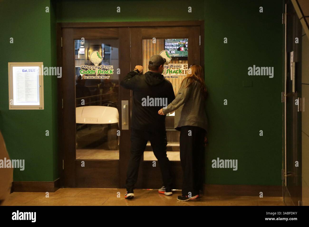 17 aprile 2018 - Rosemont, Illinois, USA - i visitatori si allungano per dare un'occhiata a Bill Murray al ristorante Caddyshack martedì 17 aprile 2018 a Rosemont, Ill. (Immagine di credito: © Antonio Perez/TNS via ZUMA Wire) Foto Stock