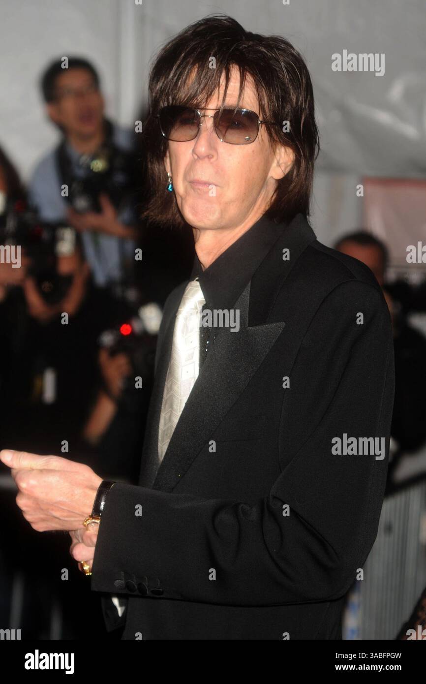 NEW YORK - 4 MAGGIO: RIC Ocasek, Paulina Porizkova partecipa a "The Model as Muse: Embodying Fashion" Costume Institute Gala al Metropolitan Museum of Art il 4 maggio 2009 a New York City...persone: Ric Ocasek. (Immagine di credito: © SMG via ZUMA Wire) Foto Stock