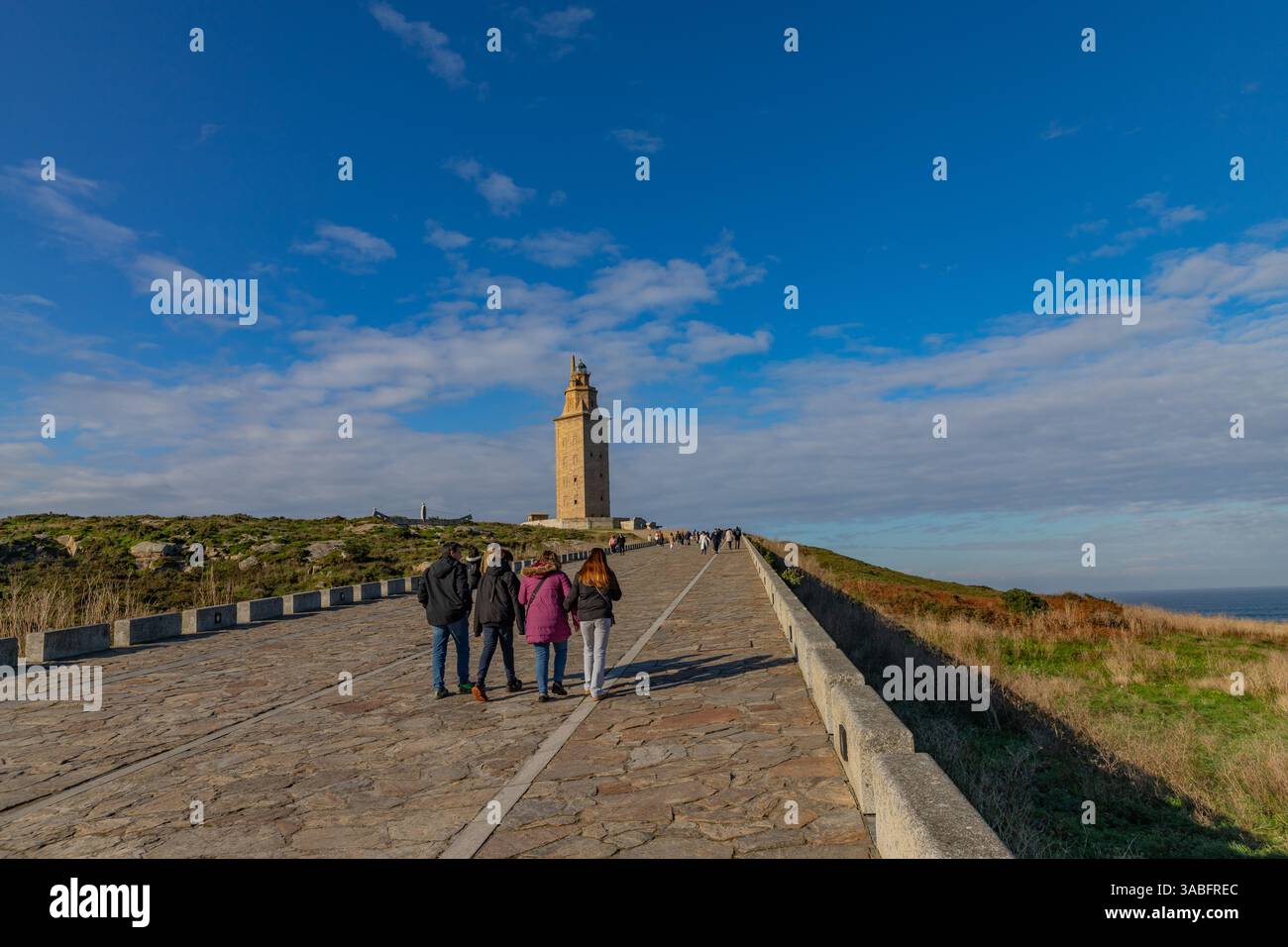 Coruna, Spagna: 30 dicembre 2025: Persone alla Torre di Ercole, faro romano completamente conservato che è ancora utilizzato per la segnalazione marittima, A Coruna, G. Foto Stock